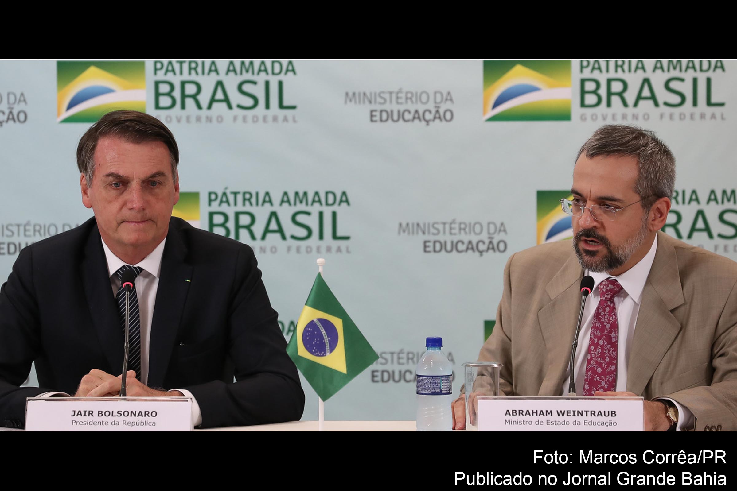 Presidente Jair Bolsonaro e Abraham Weintraub ministro da Educação. Medida do Governo Bolsonaro impede que estudantes selecionados para novas pesquisas recebam bolsas que tinham verbas já previstas e liberadas para 2019.