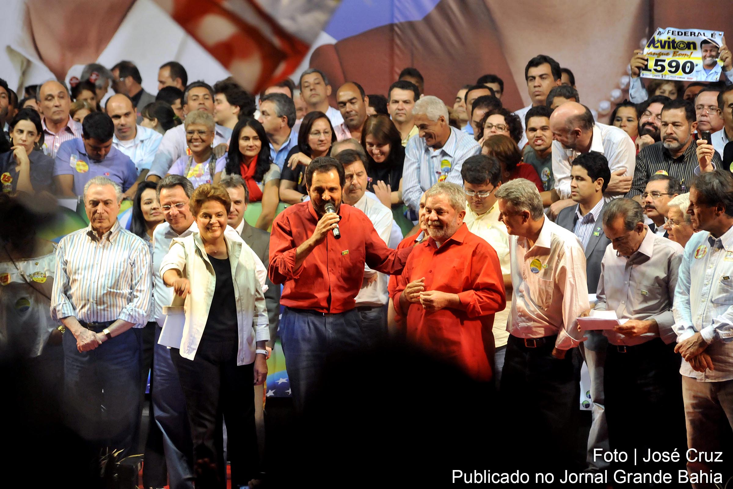 O presidente Luiz Inácio Lula da Silva participa de comício da candidata do PT à presidência da República com a candidata Dilma Rousseff, em 6 de setembro de 2010, na cidade de Valparaíso, Goiás.