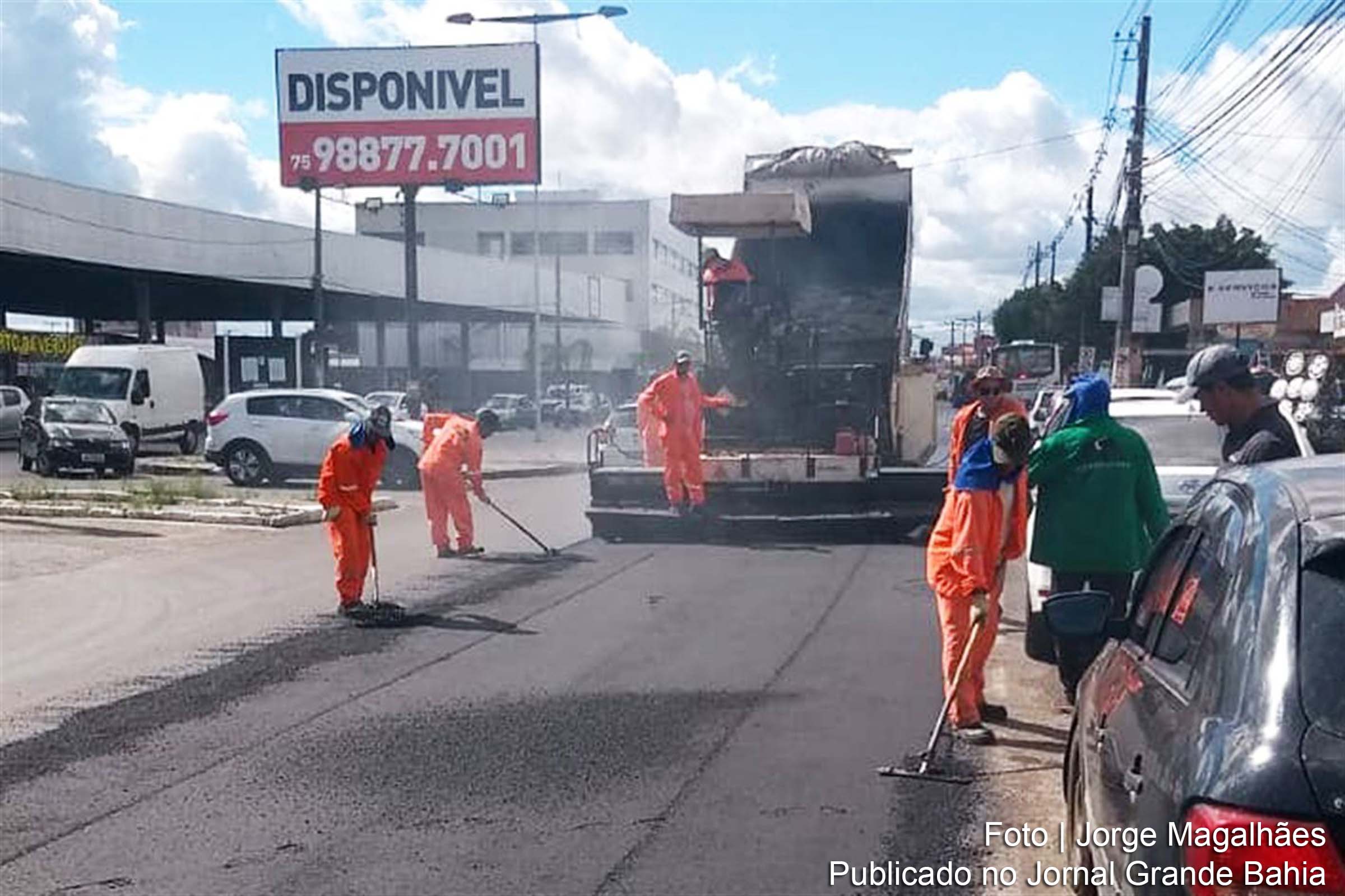 Prefeitura de Feira de Santana recupera calçamento asfáltico de trecho da Avenida João Durval Carneiro