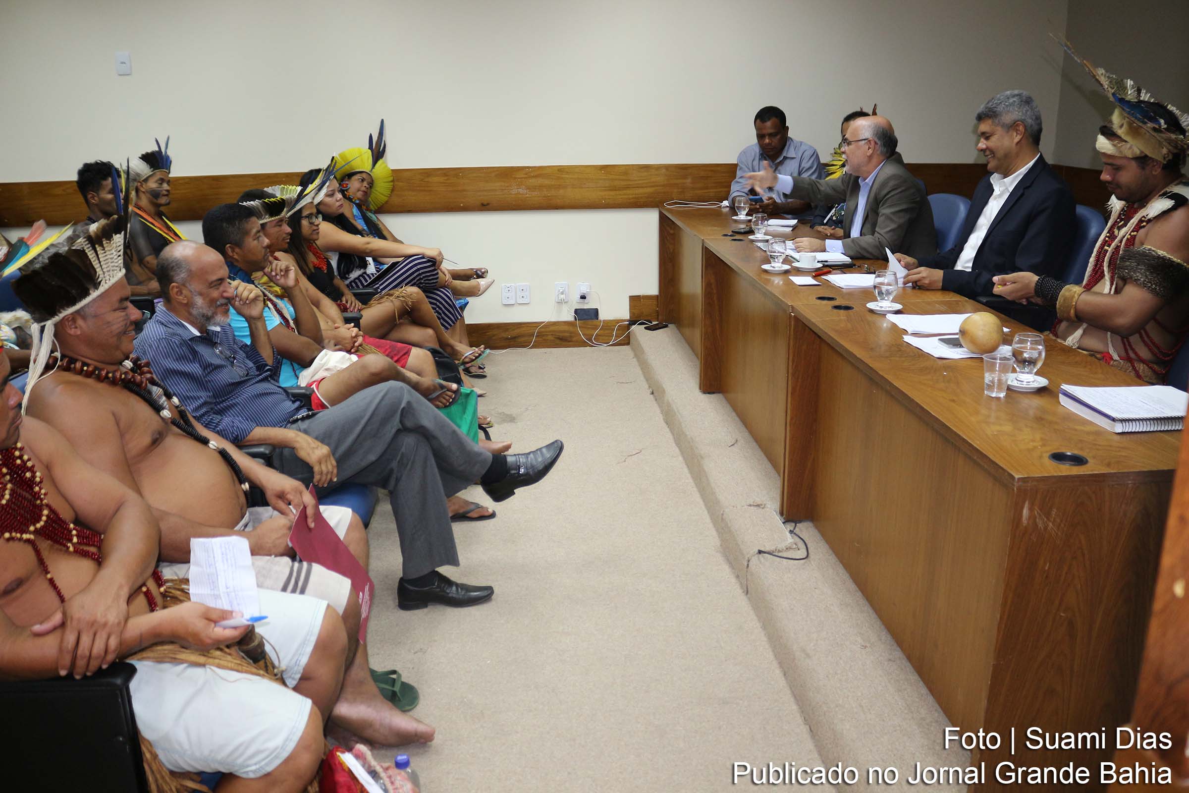 Educação Escolar Indígena foi pauta de um encontro entre o secretário da Educação do Estado, Jerônimo Rodrigues, técnicos da secretaria e lideranças das diferentes etnias que integram o 3º Acampamento dos Povos Indígenas da Bahia.