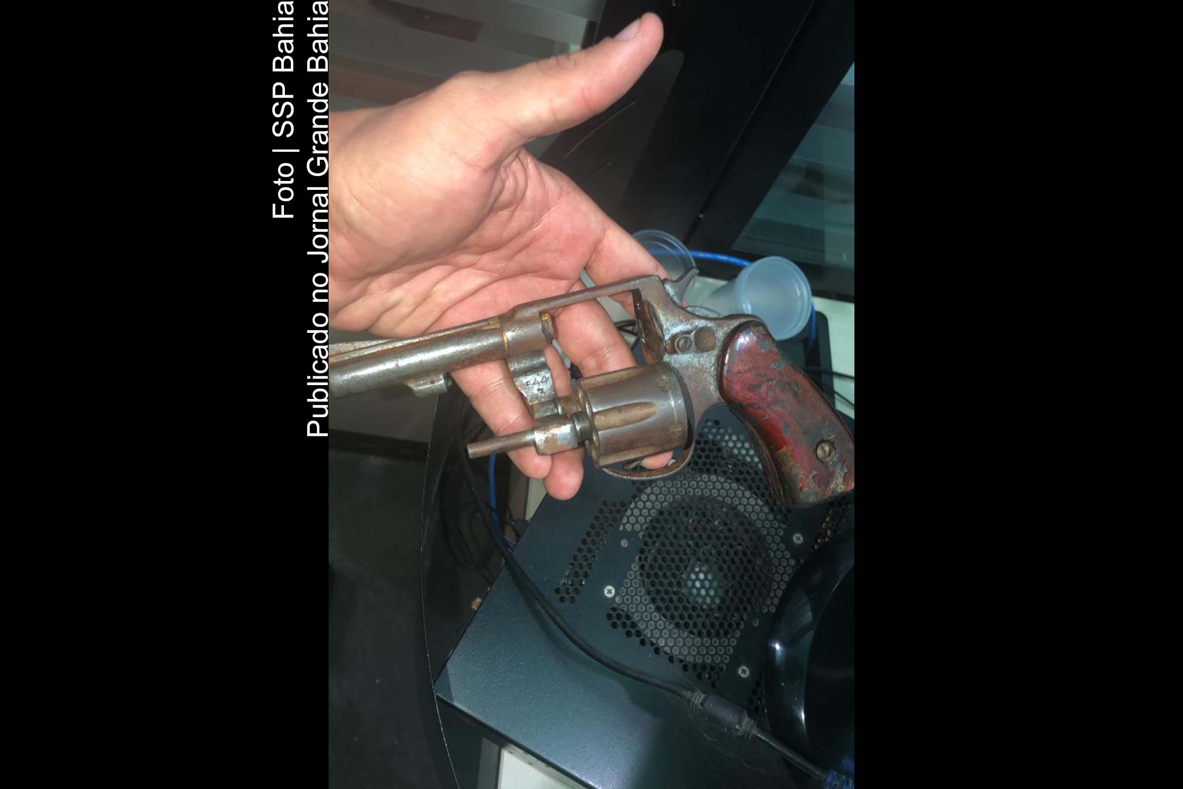 Revólver calibre 32 foi apreendido pela Polícia Militar da Bahia.