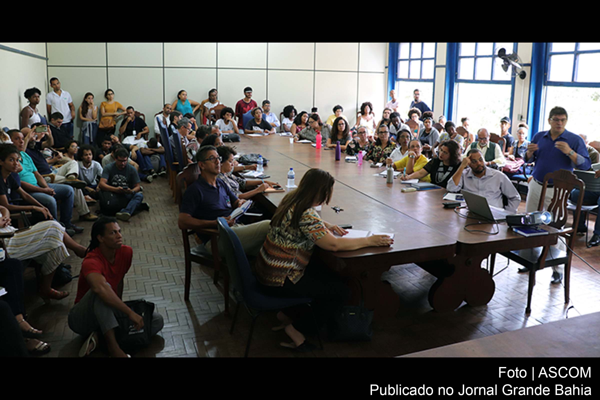 Conselho Universitário da Universidade Federal do Recôncavo da Bahia reuniu-se em sessão extraordinária, na Sala dos Conselhos, no Prédio da Reitoria, para discutir os impactos dos bloqueios orçamentários na UFRB.