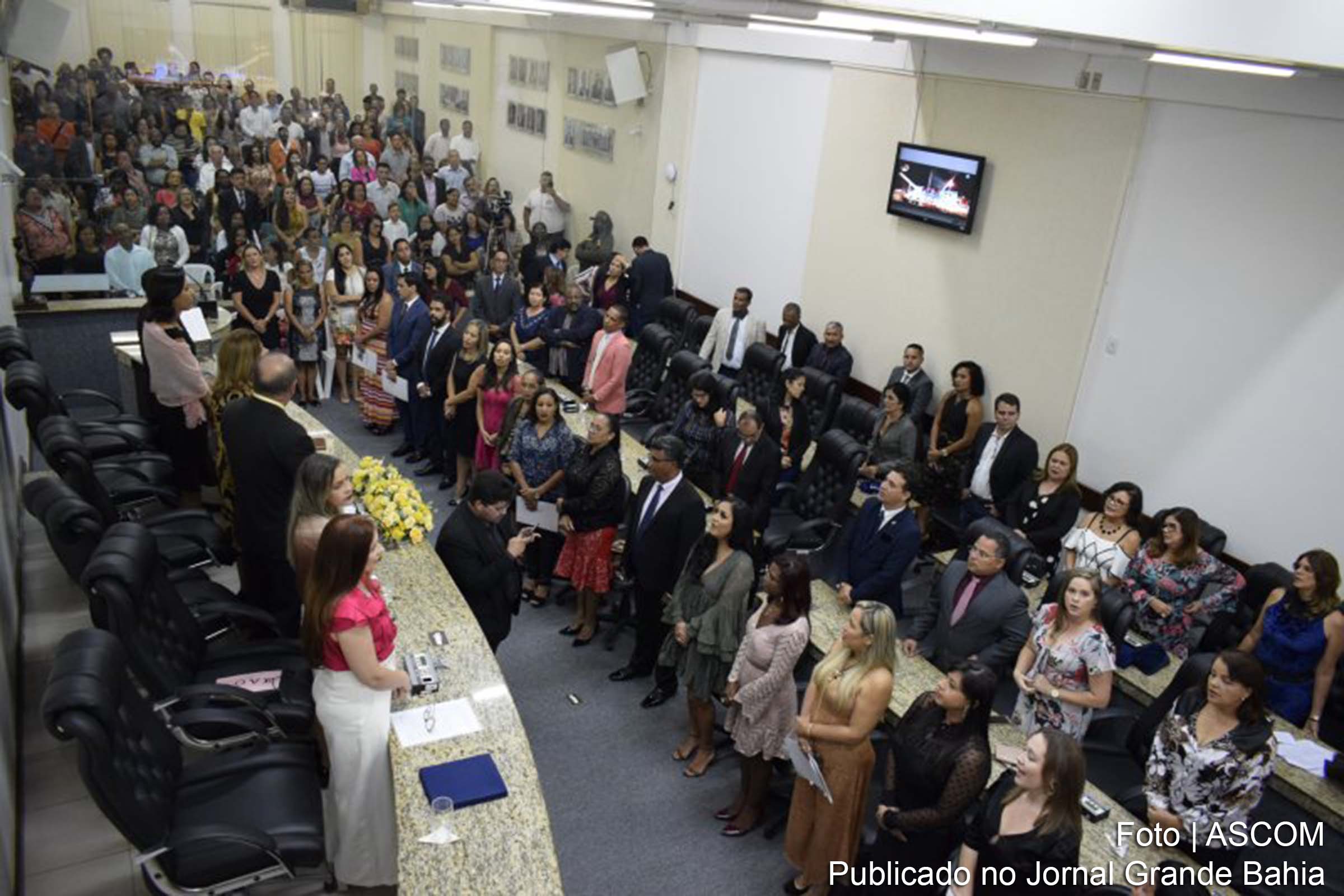 Enfermeiros, técnicos e auxiliares de Enfermagem de Feira de Santana foram homenageados na Câmara Municipal.