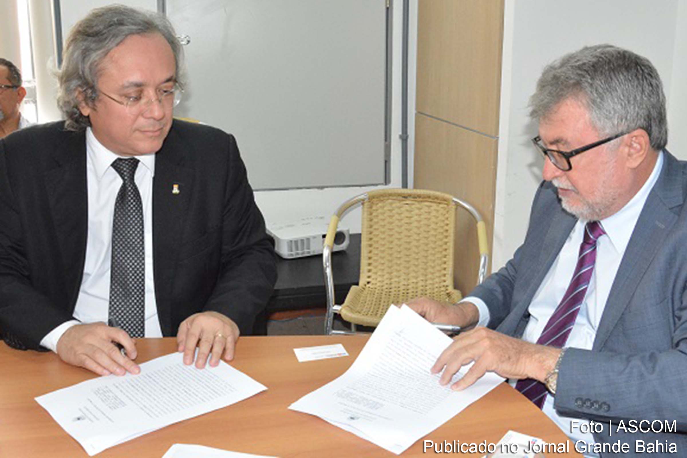 Reitor João Carlos Salles e João Carlos Oliveira da Silva, secretário estadual do Meio Ambiente da Bahia, firmam acordo