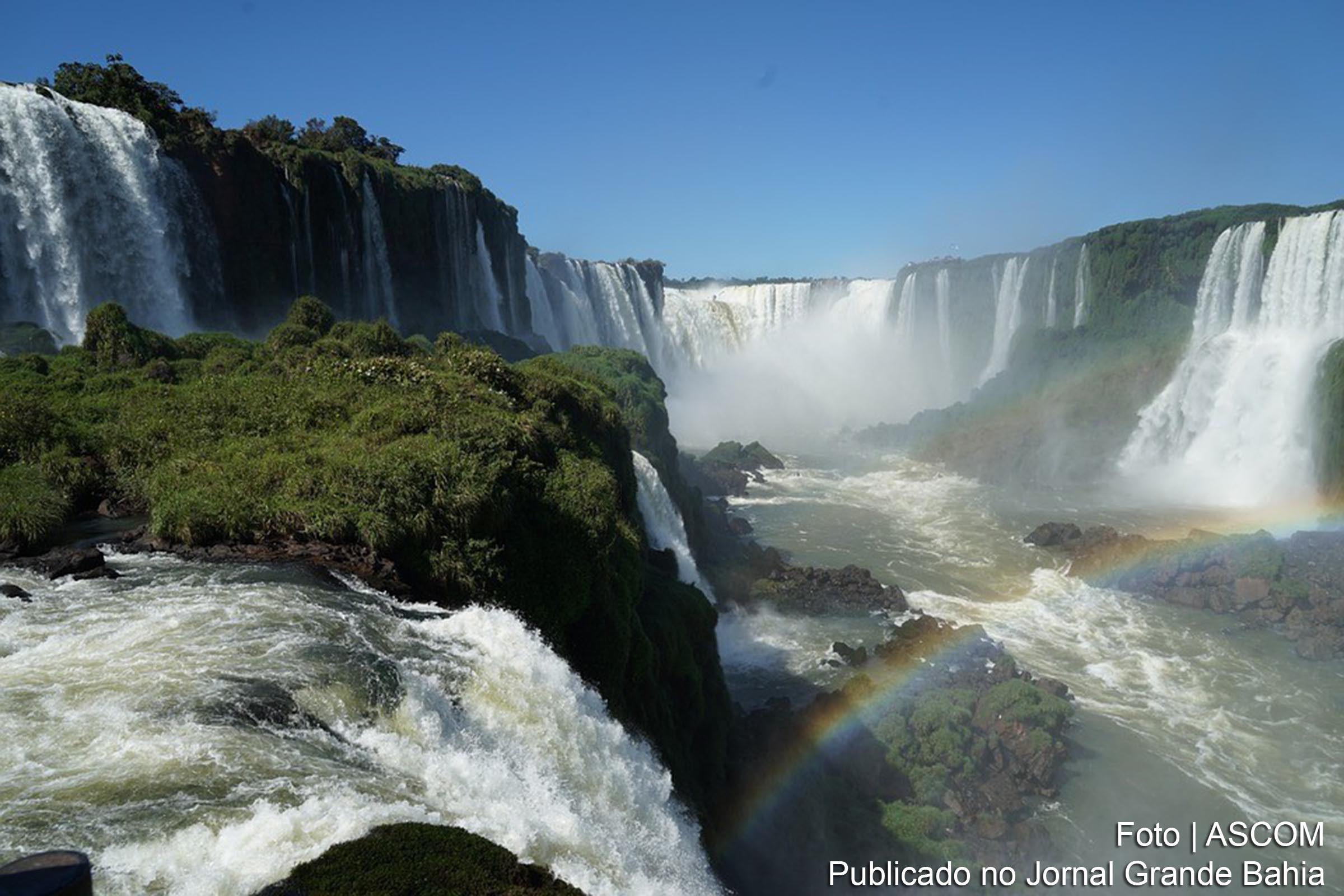 Vista panorâmica das Cataratas do Iguaçu, uma das Sete Maravilhas da Natureza, situada no Município de Foz do Iguaçu, no Paraná.