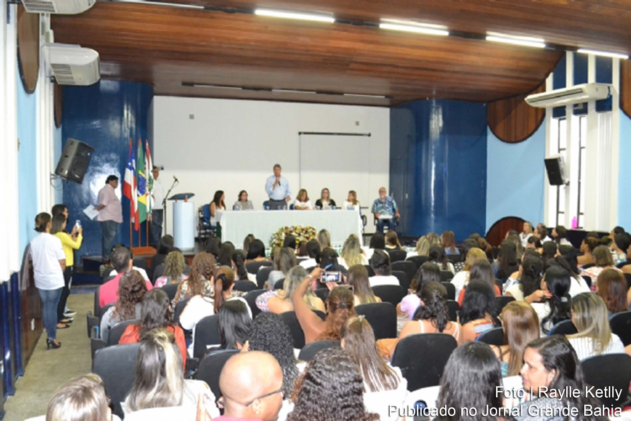 A secretária estimulou os profissionais da rede municipal de saúde na busca por conhecimento, que, de acordo com ela, acarreta em uma melhora nos serviços públicos de saúde.