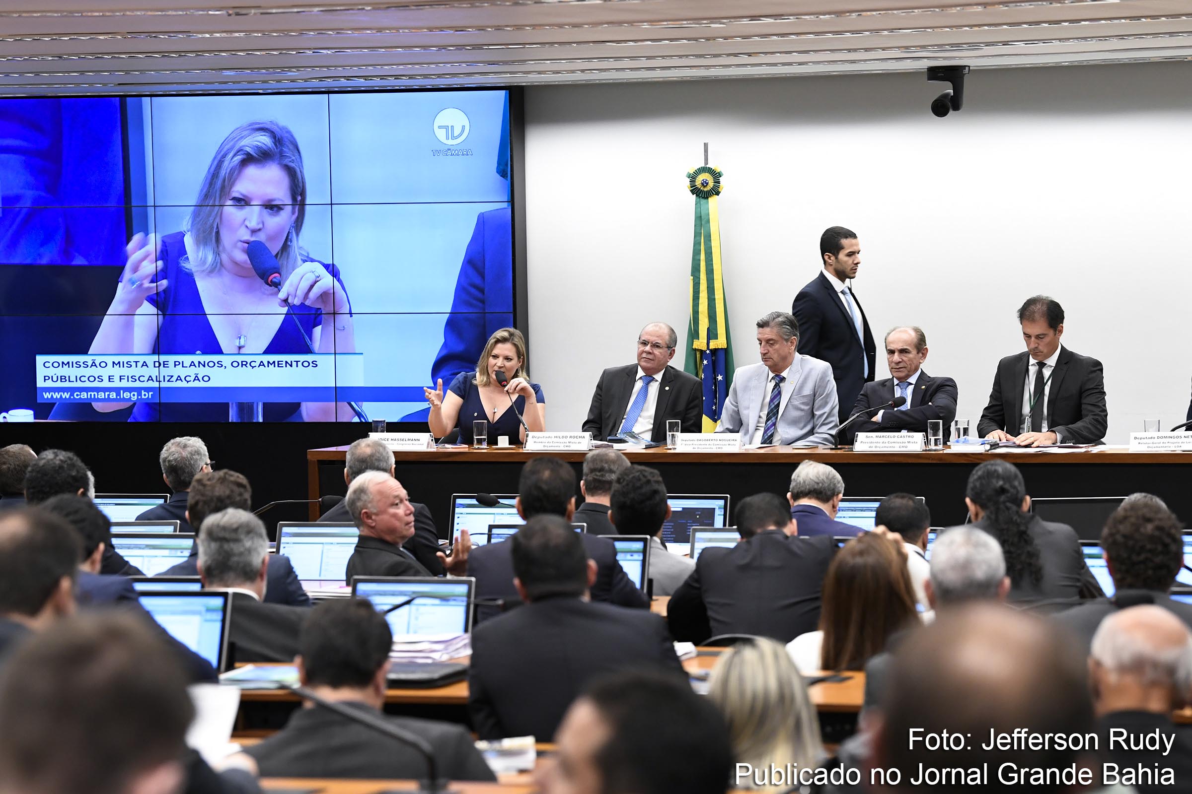 A Comissão Mista de Orçamento do Congresso Nacional aprovou empréstimo de R$ 248,9 bilhões, nesta terça-feira (11/06/2019).