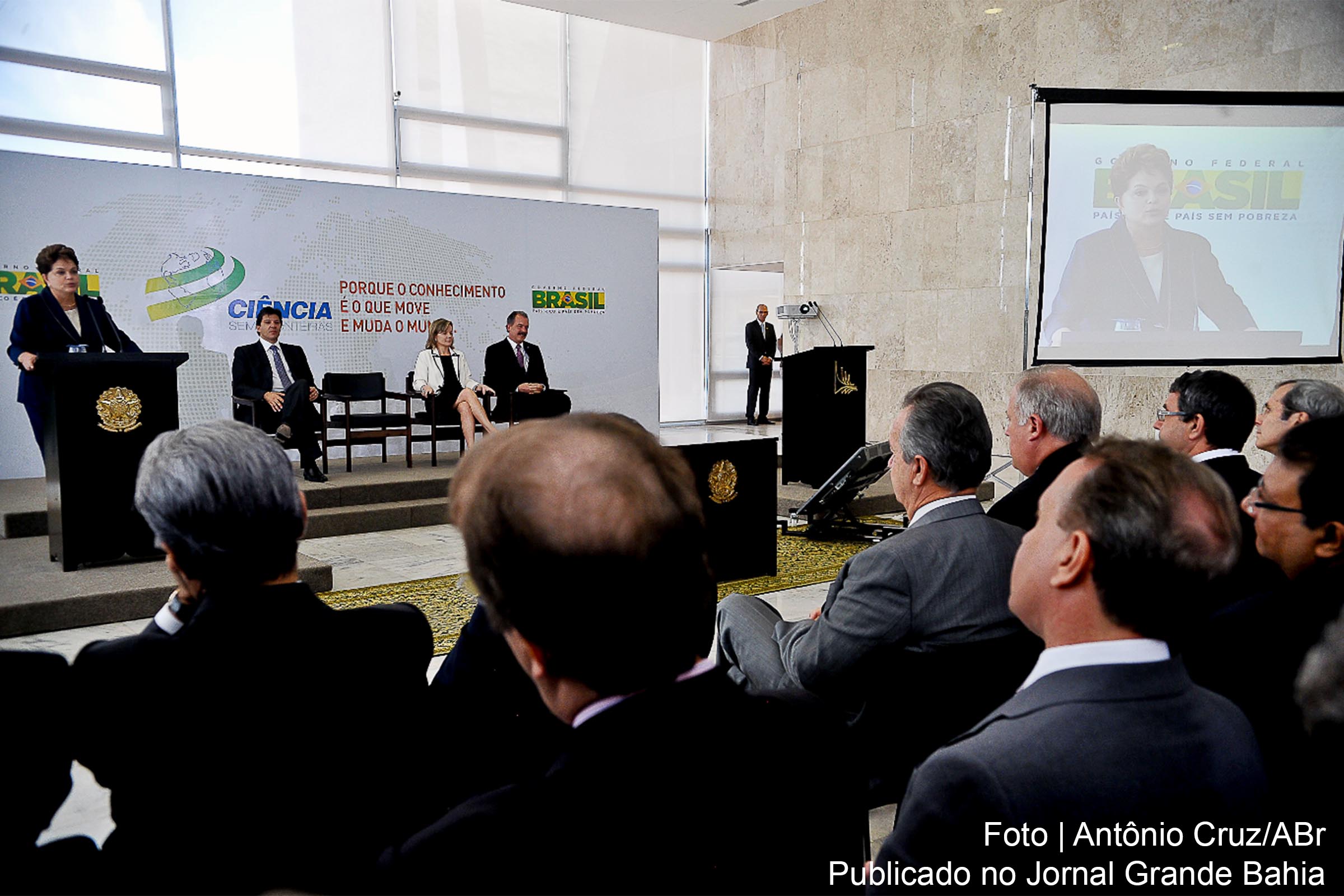 A presidenta Dilma Rousseff discursa durante a solenidade de regulamentação do programa Ciência sem Fronteiras, em 13 de dezembro de 2011.