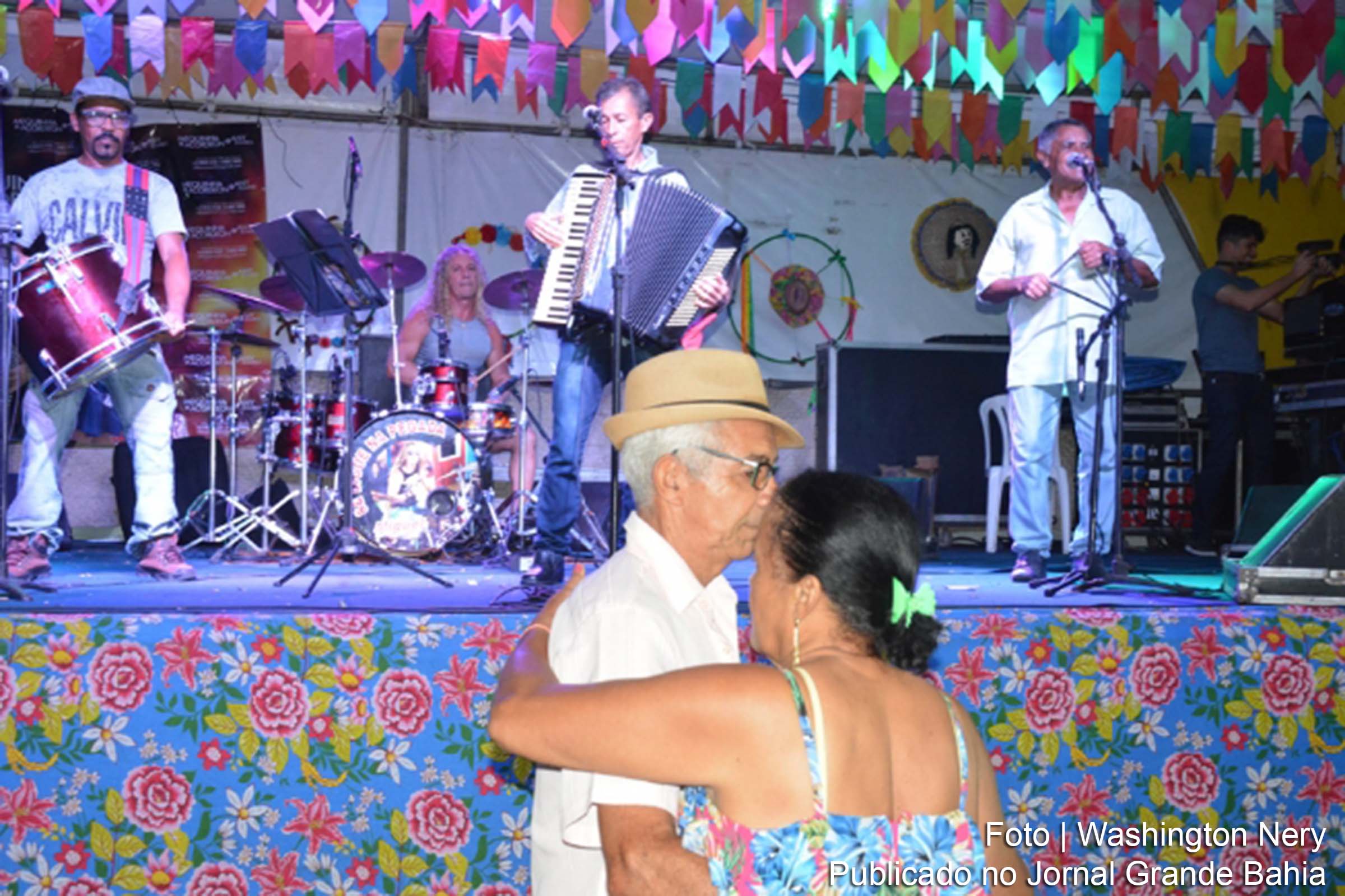 Arraiá do Comércio promove shows musicais e comidas típicas dos festejos juninos.