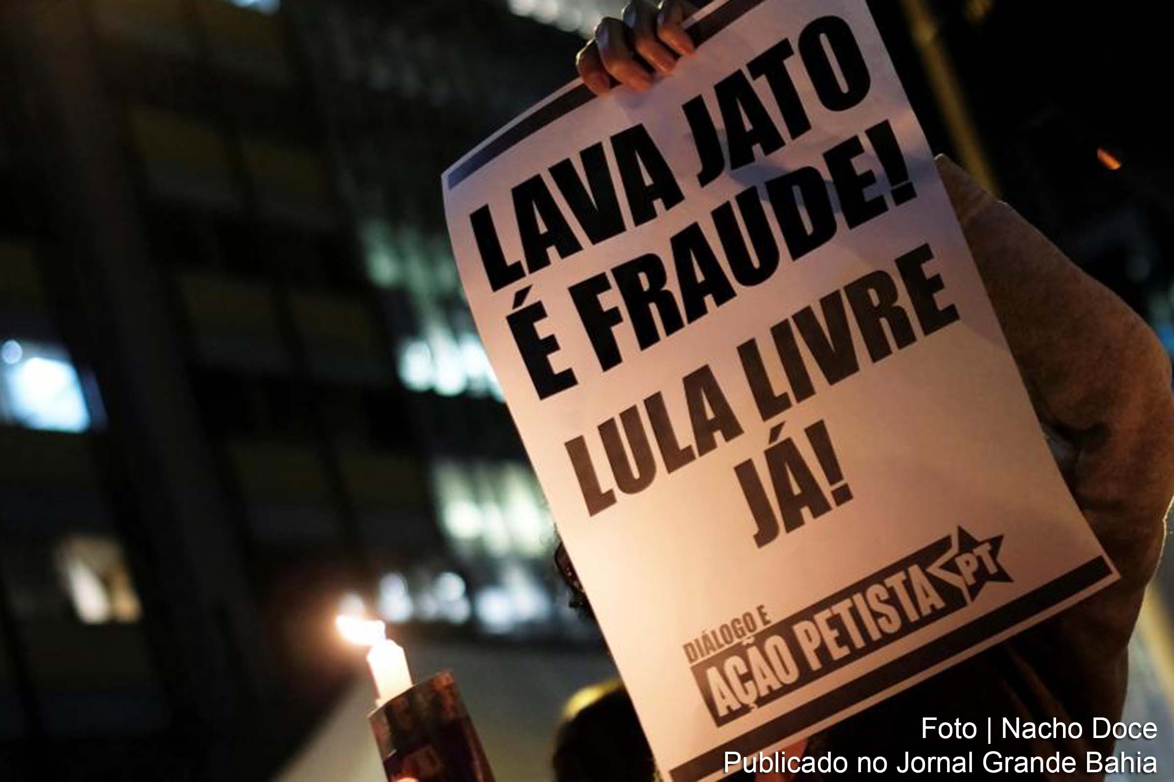 Indício de conluio entre o então juiz Sérgio Moro e o procurador da República Deltan Dallagnol foi revelado pelo Intercept. manifestantes identificam conspiração e conluio nas ações dos servidores federais.