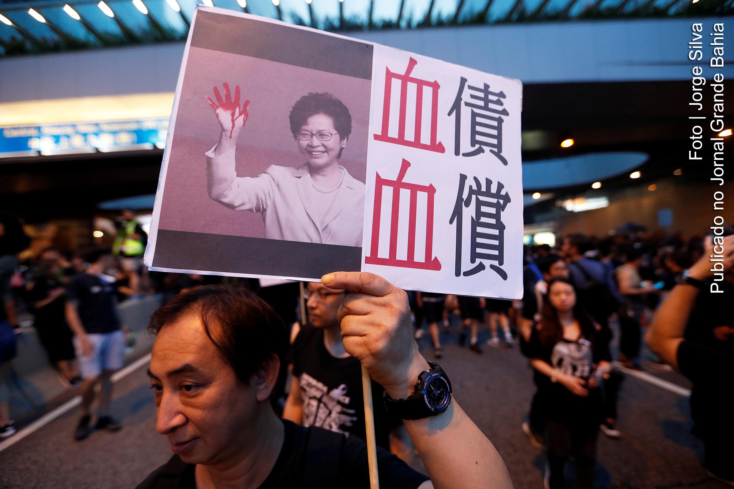 "Não à extradição para a China; não à brutalidade policial": cartaz de protestos em Hong Kong.