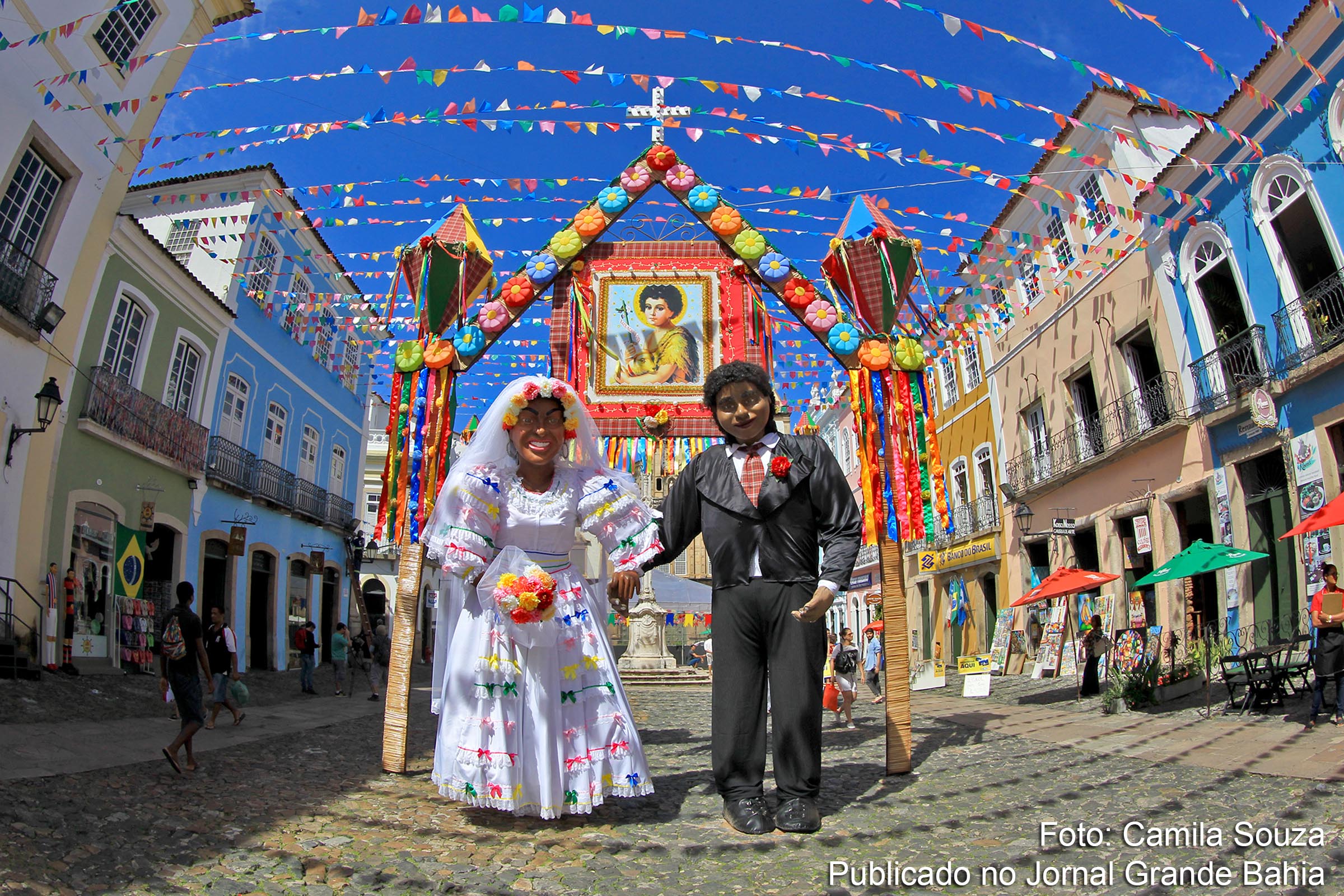 Decoração com motivos juninos ornamenta Centro Histórico do Pelourinho, em Salvador.