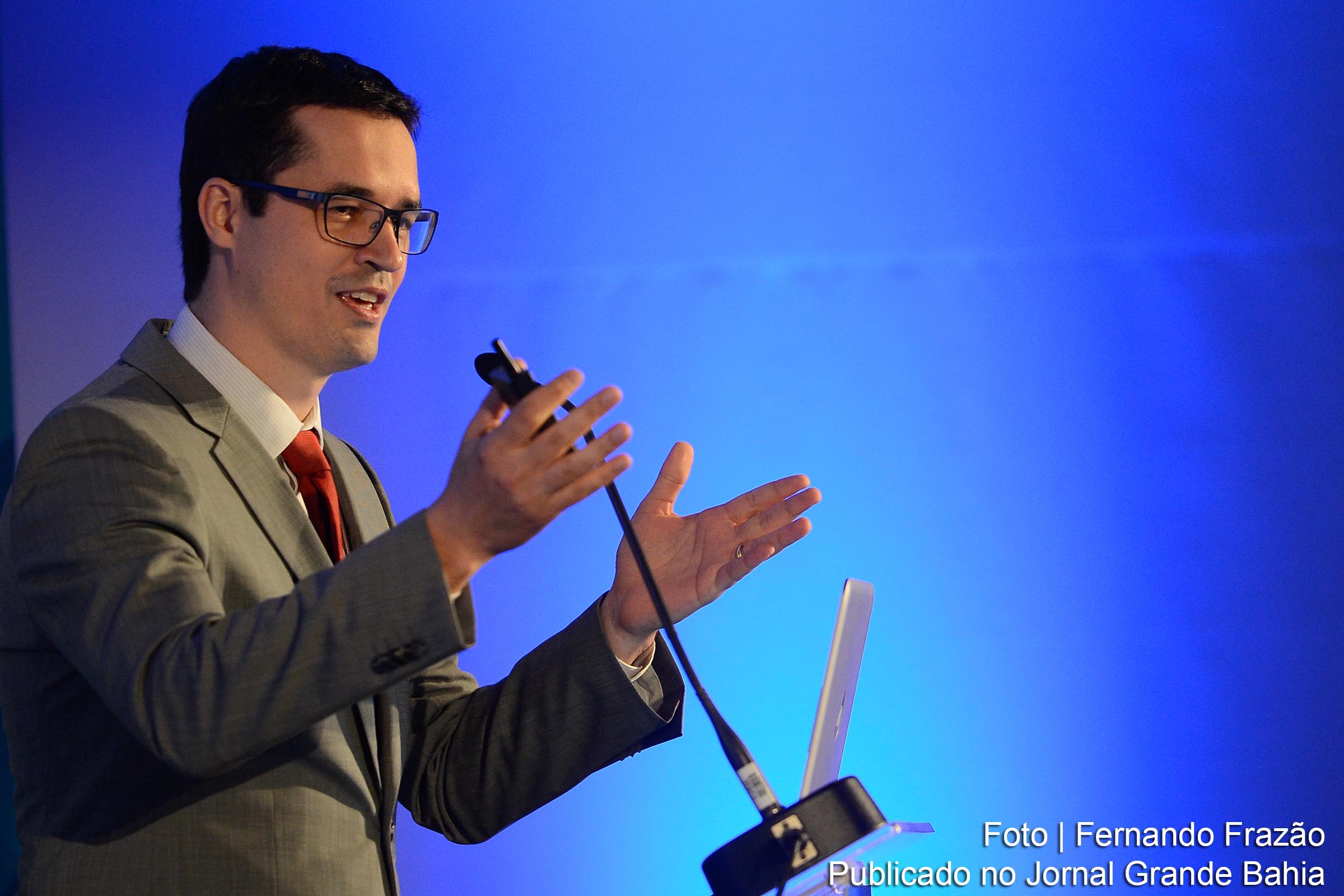 Deltan Dallagnol, procurador da República, é citado em reportagens como agente político que conspirou com membro do Poder Judiciário para atingir fins de poder pessoal, incorrendo em 'Desvio de Poder'.