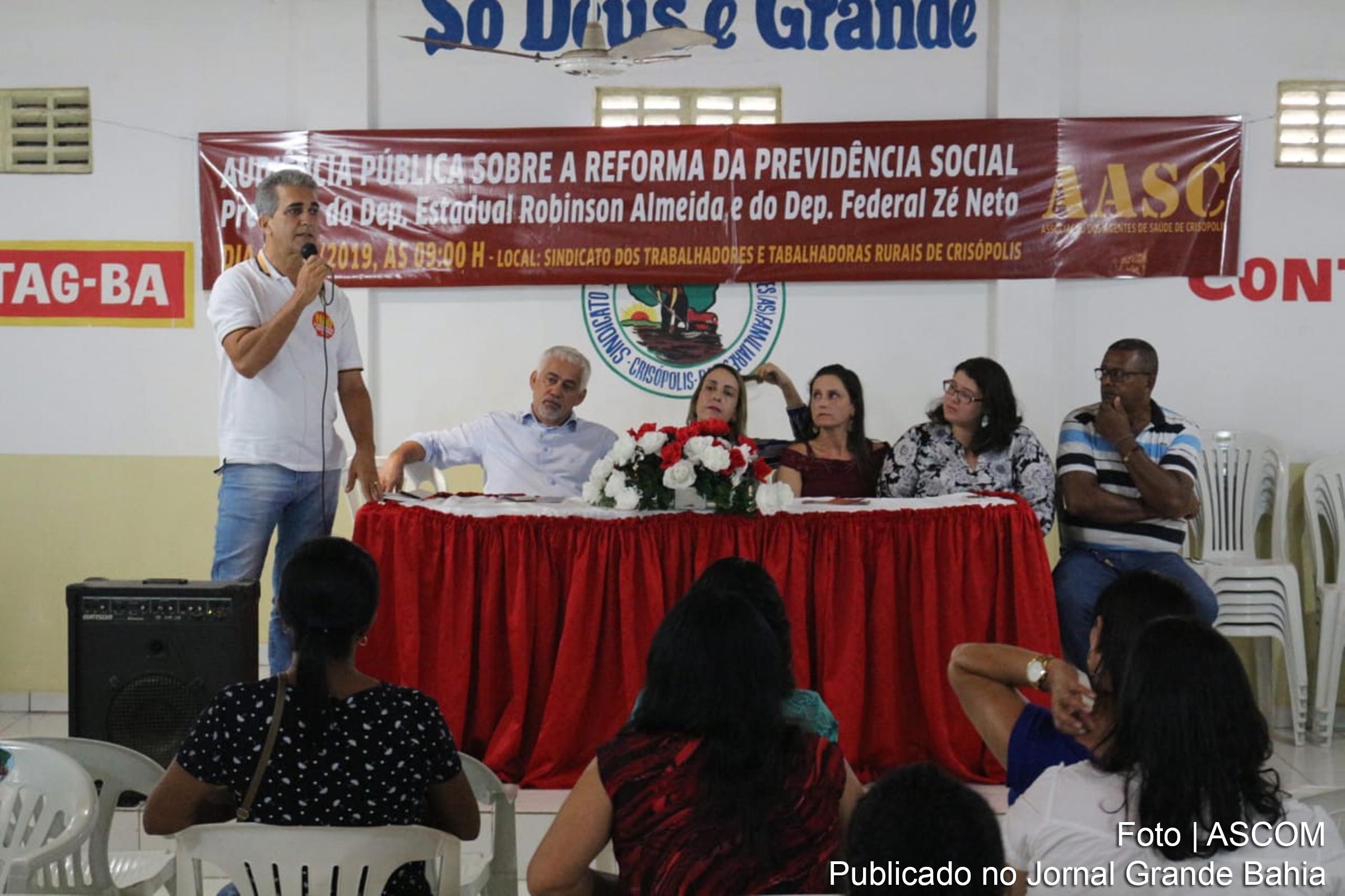 Deputado Robinson Almeida debate, com trabalhadores rurais de Crisópolis, Reforma da Previdência.