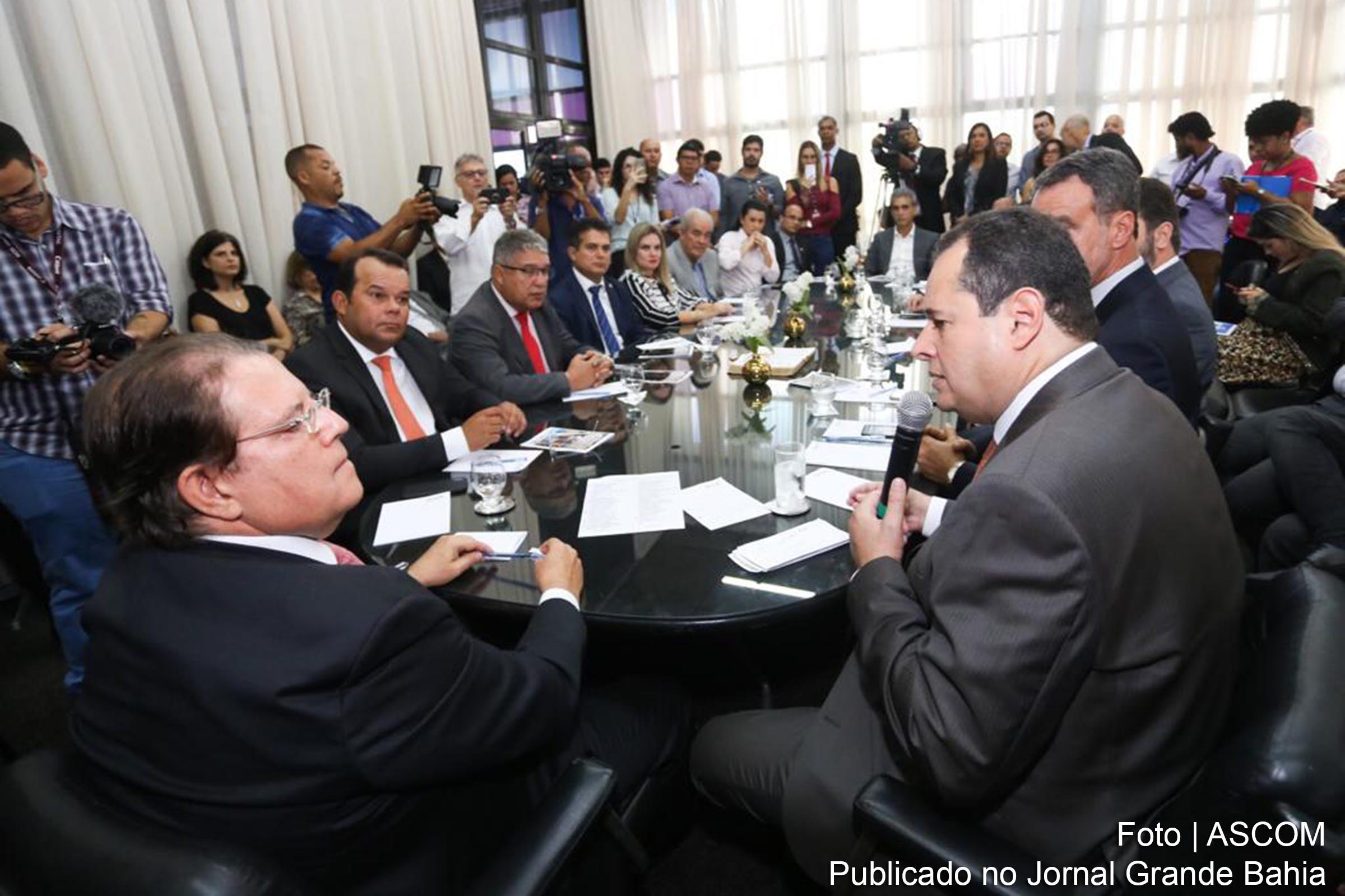 Desembargador Jatahy Fonseca Junior, presidente do TRE Bahia e o deputado Nelson Leal, presidente da ALBA, acompanhados de parlamentares, debatem soluções para execução de nova etapa do cadastramento biométrico de eleitores, nesta terça-feira (04/06/2019).