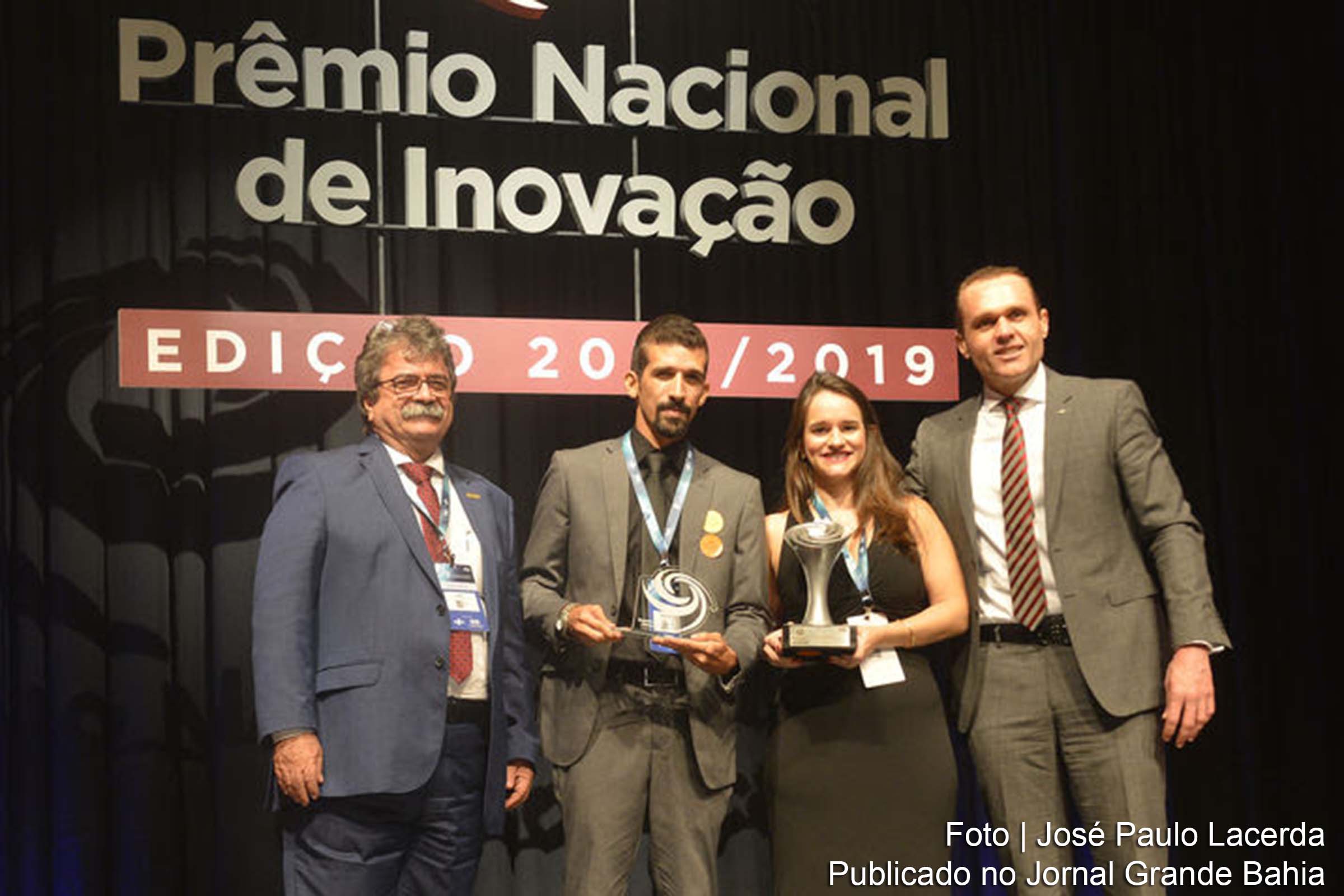 Representantes da Topos Informática recebem prêmio Nacional de Inovação.