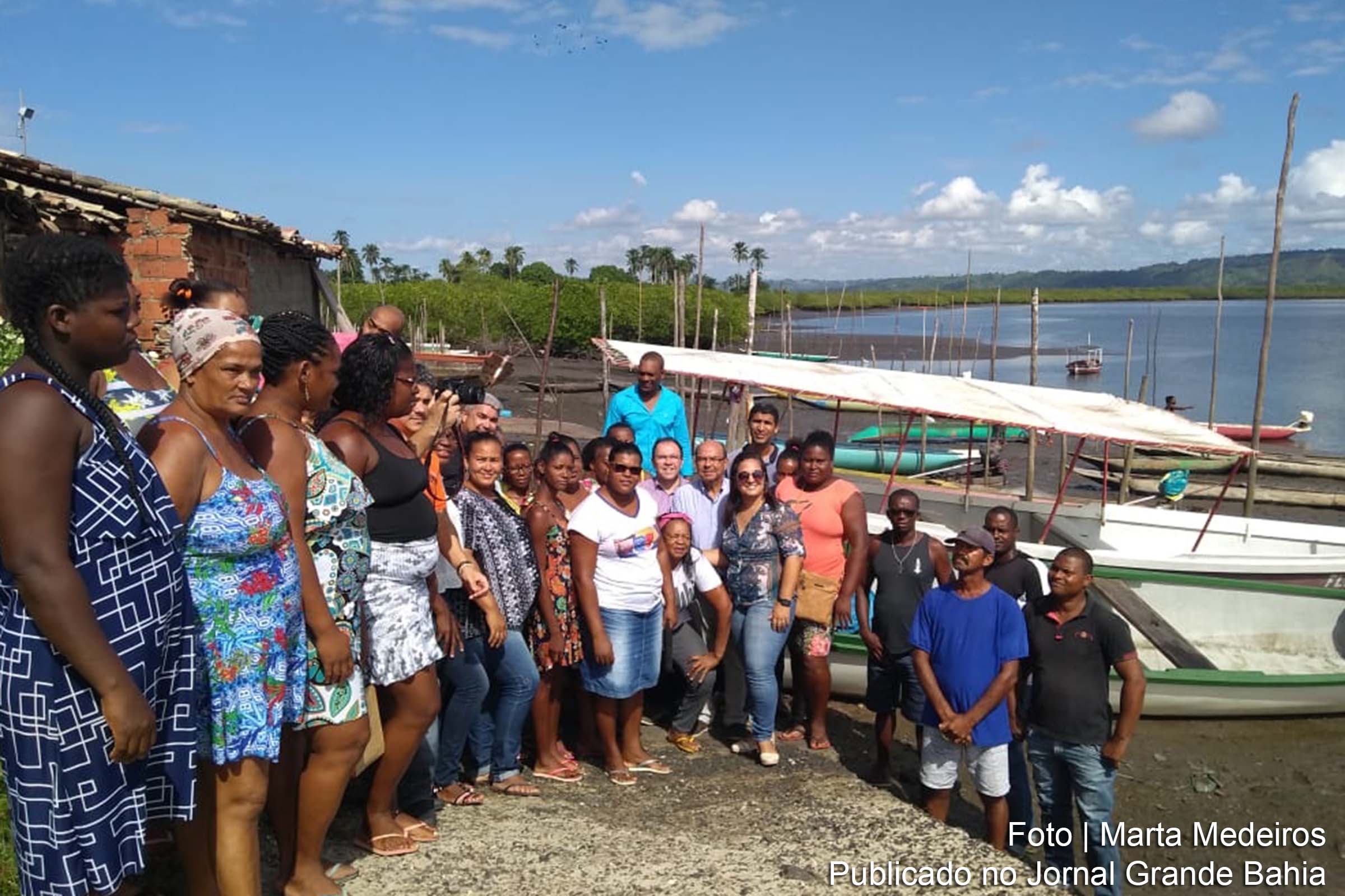 Membros da Colônia de Pescadores e Aquicultores Z-52, do povoado de Santiago do Iguape, recebem equipamentos do Governo da Bahia.