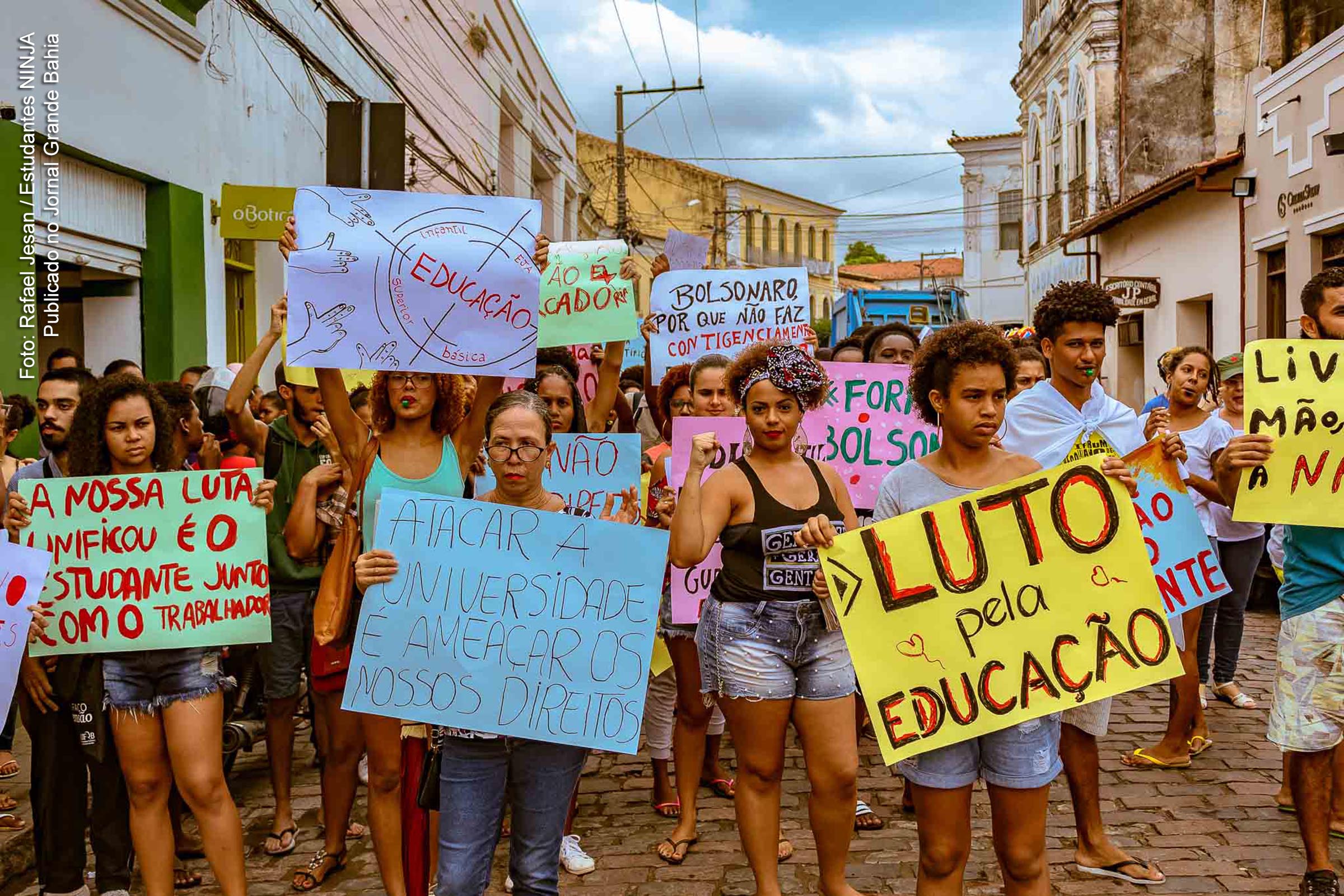 Nesta quinta-feira, 30 de maio de 2019, mais uma vez as ruas se agitaram em manifestação crítica ao governo Bolsonaro. Foram 208 cidades de 26 estados e mais 10 países levando mais de 1,8 milhão de pessoas às ruas. Mobilizada especialmente por estudantes e educadores atingidos pelos cortes na Educação, a pauta se multiplicou nas ruas.