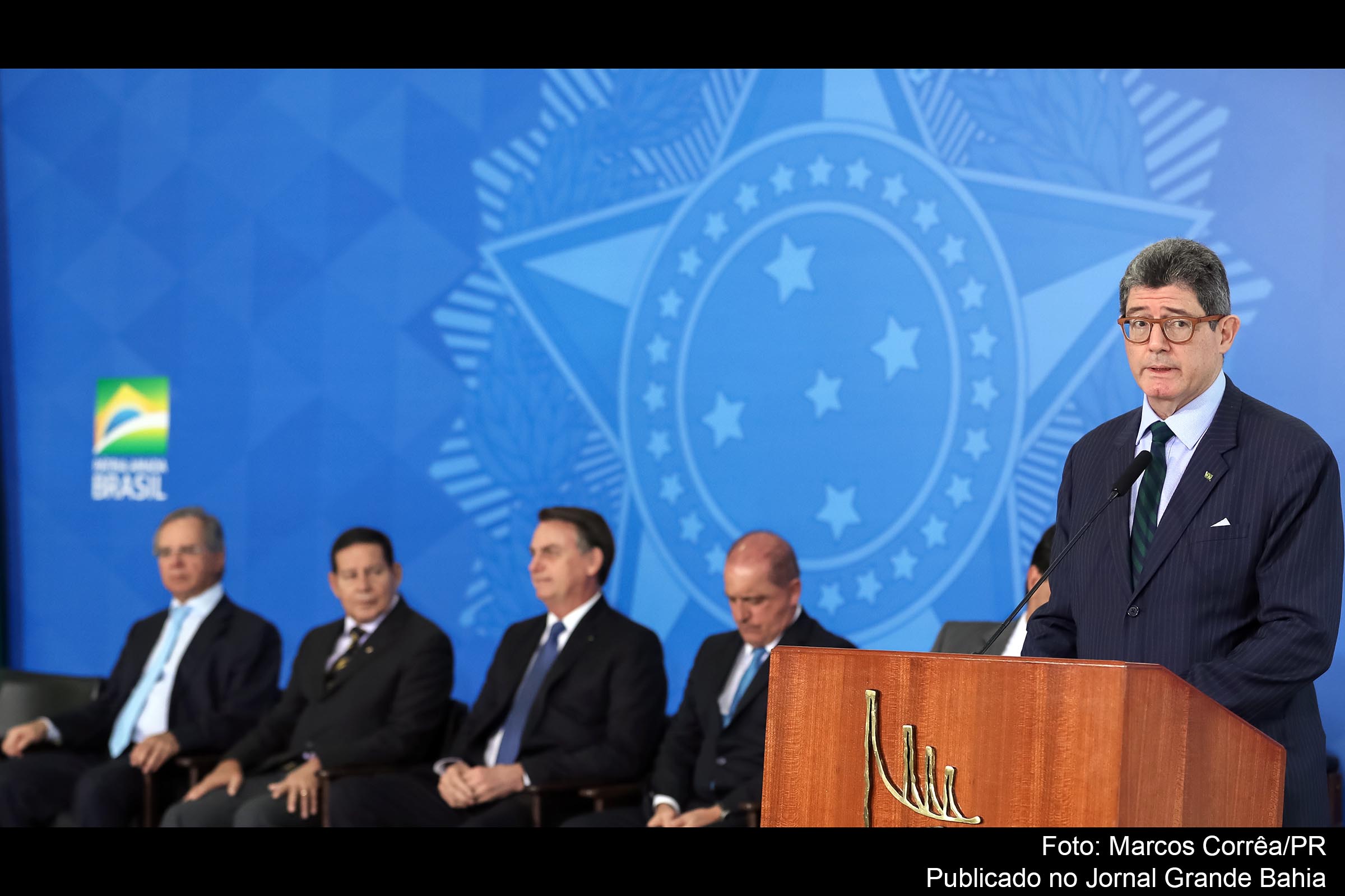 Ex-ministro do Governo Rousseff, Joaquim Levy pede demissão da presidência do BNDES, após crítica pública de Jair Bolsonaro; Gustavo Franco e Salim Mattar são cotados para vaga