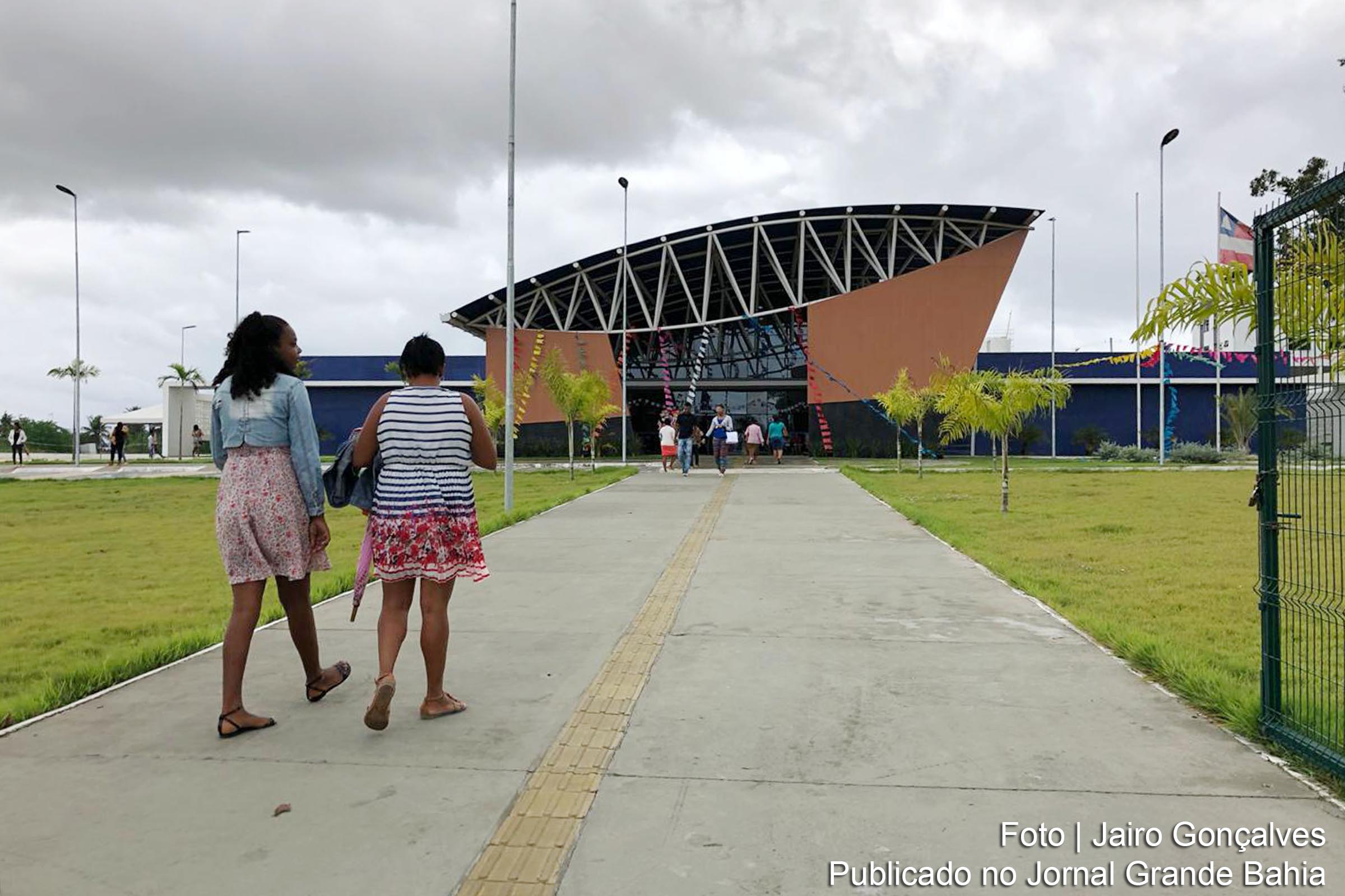Fachada da Policlínica Regional de Alagoinhas.