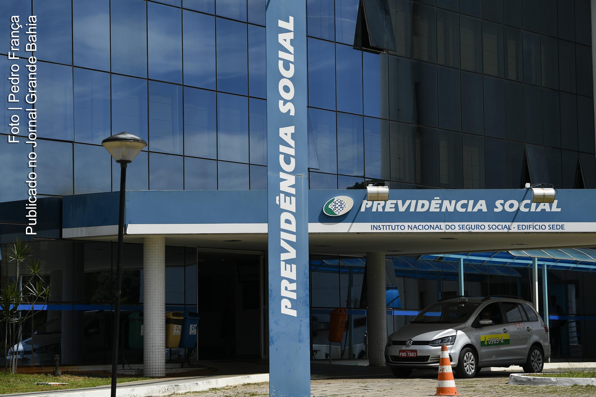 Fachada de unidade de atendimento da Previdência Social.