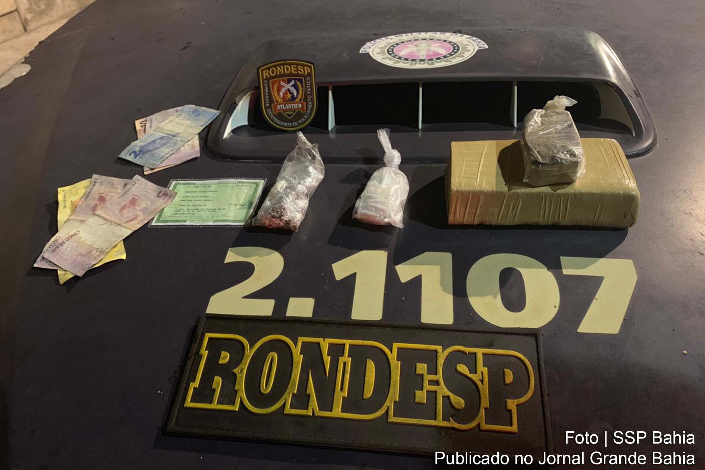 55 pinos de cocaína, um tablete de maconha, 12 trouxas da mesma erva, além de uma quantia de R$ 47,00 foram apreendidos pela Polícia Militar da Bahia.
