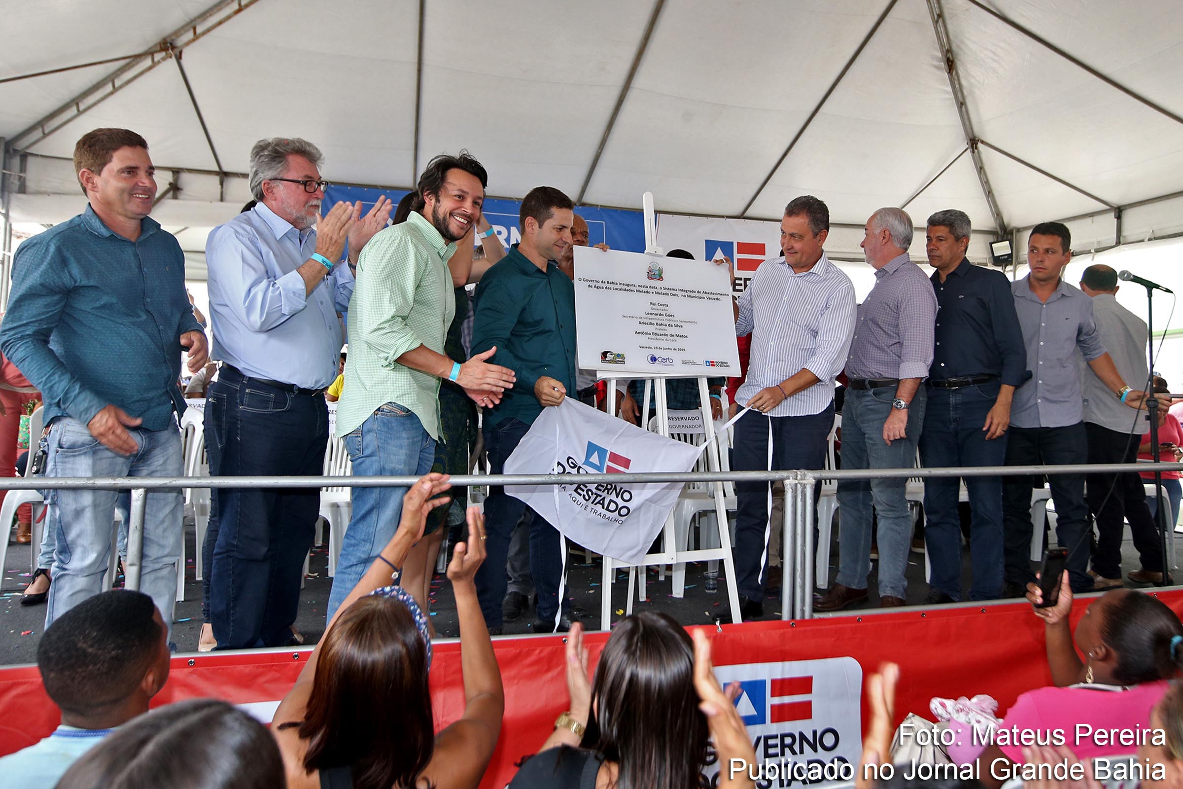 Governador Rui Costa inaugura a recuperação da BA-026, Sistema Simplificado de Abastecimento de Água, entrega o certificado de Cadastro Ambiental Rural, assina ordens de serviço para pavimentação de vias e implantação do Sistema de Abastecimento e visita o Colégio Estadual Nossa Senhora da Conceição, no município de Varzedo, nesta quarta-feira (19/06/2019).