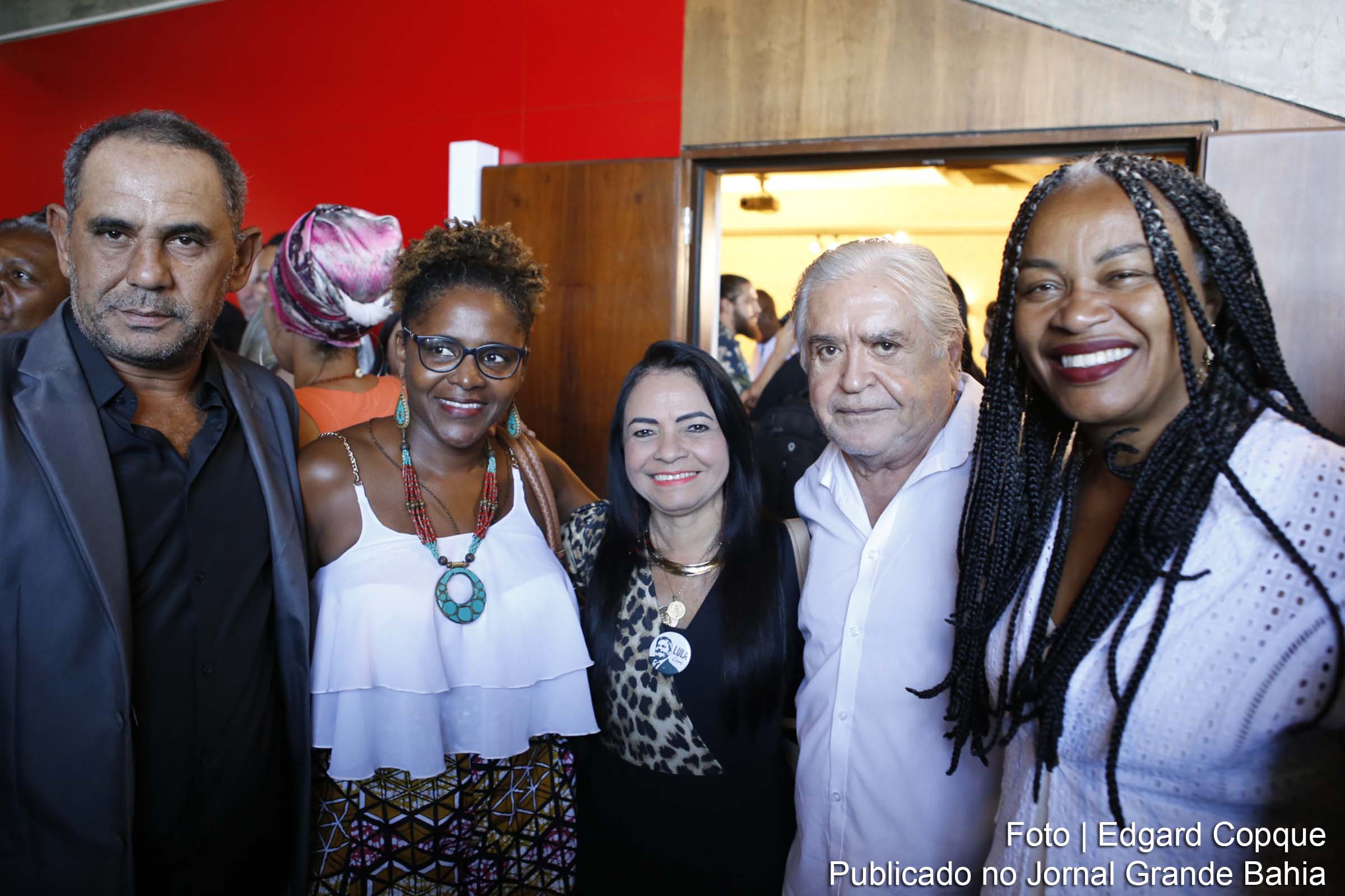 Prefeita Moema Gramacho, membros da comunidade, do Governo da Bahia e do governo municipal.