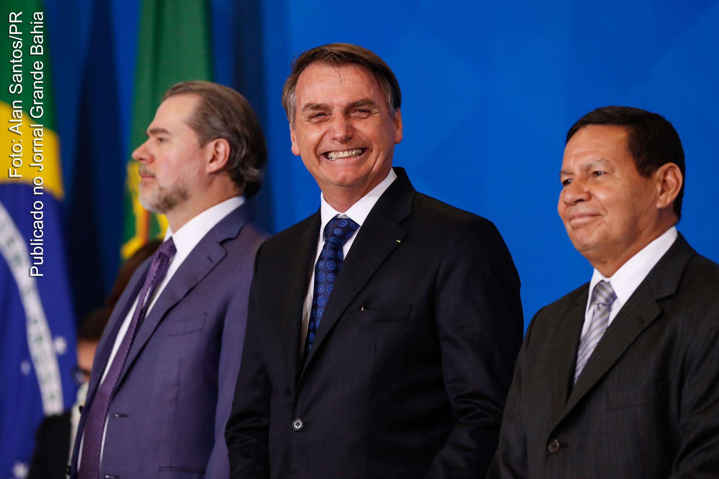 Empresas pagaram por mensagens pró-Bolsonaro no Whatsapp, diz jornal Folha de S.Paulo; Aplicativo foi usado de forma ilícita para beneficiar político de extrema-direita nas eleições de 2018