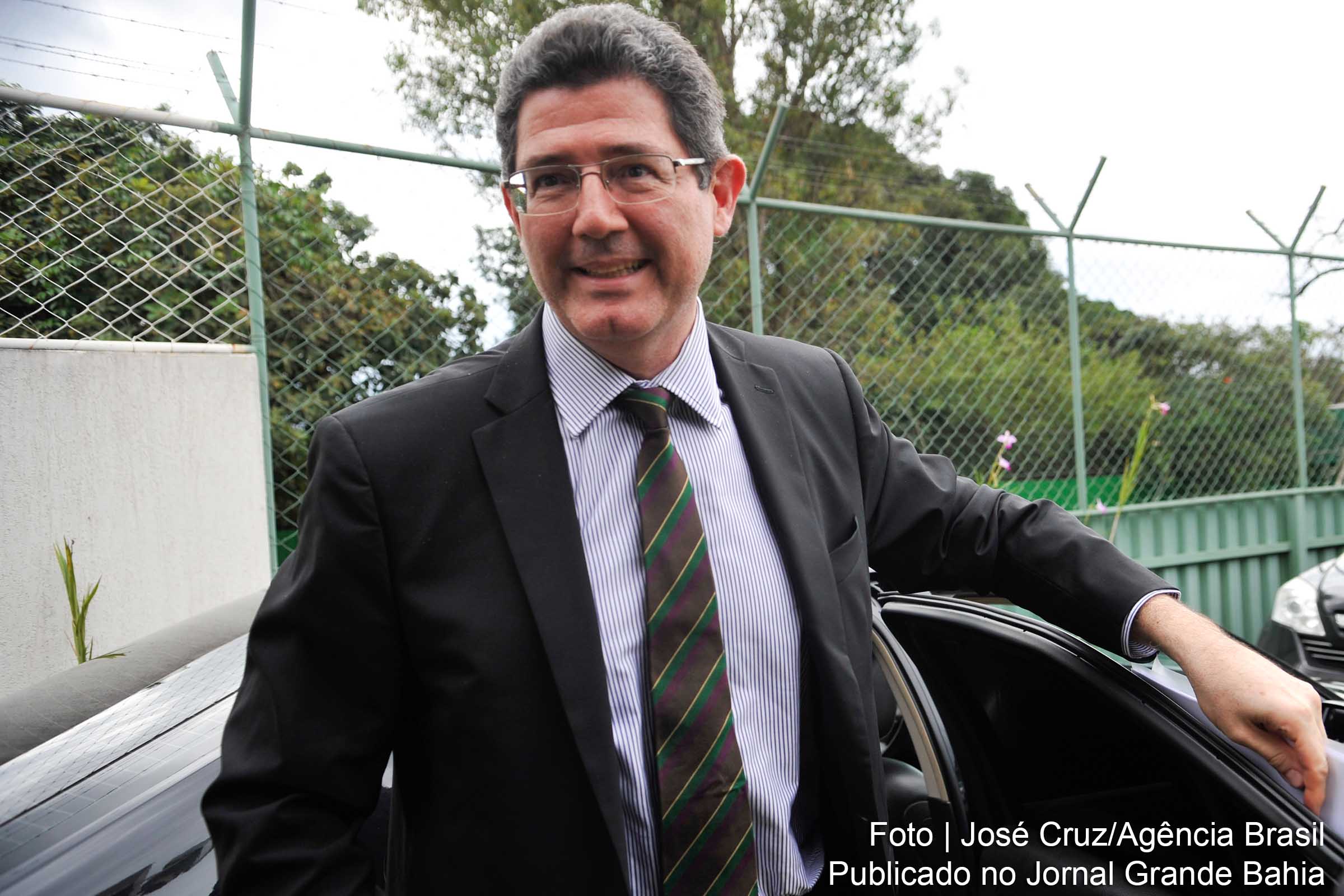 O ministro da Fazenda, Joaquim Levy, chega para reunião com a Frente Parlamentar da Agropecuária.