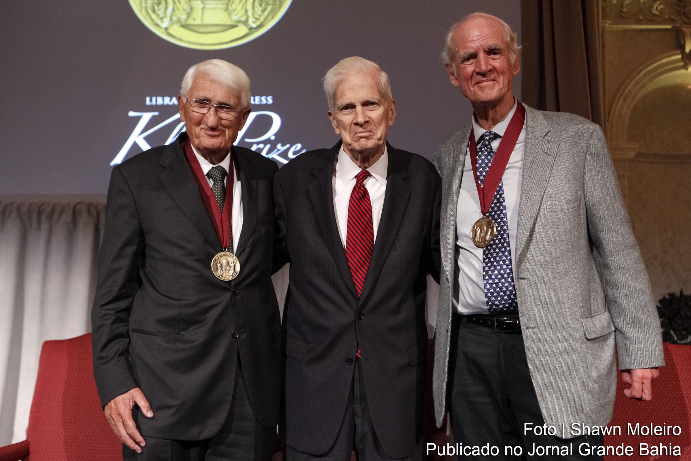 Jürgen Habermas, Bibliotecário do Congresso dos EUA James H. Billington e Charles Taylor. Filósofos alemão e canadense são agraciados com Prêmio Kluge, da Biblioteca do Congresso, que incentiva representantes das ciências humanas. Ambos se destacaram com obras sobre a era moderna e engajamento social.