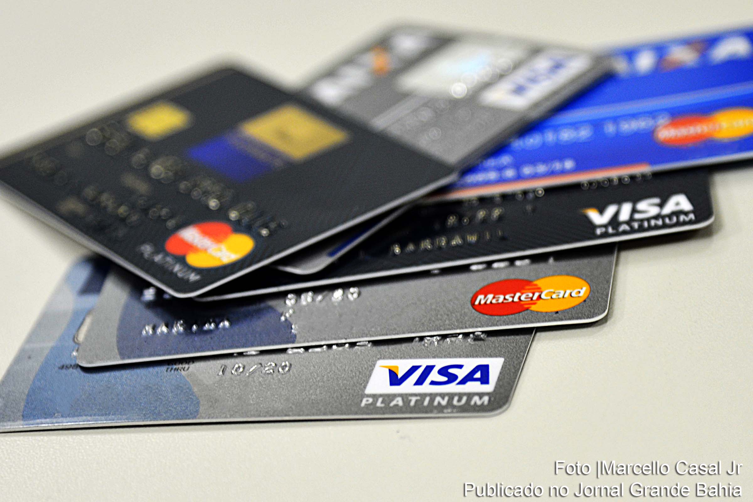 Juros do rotativo do cartão de crédito subiram para 299,8% ao ano; Taxa cobrada é extorsão da economia popular