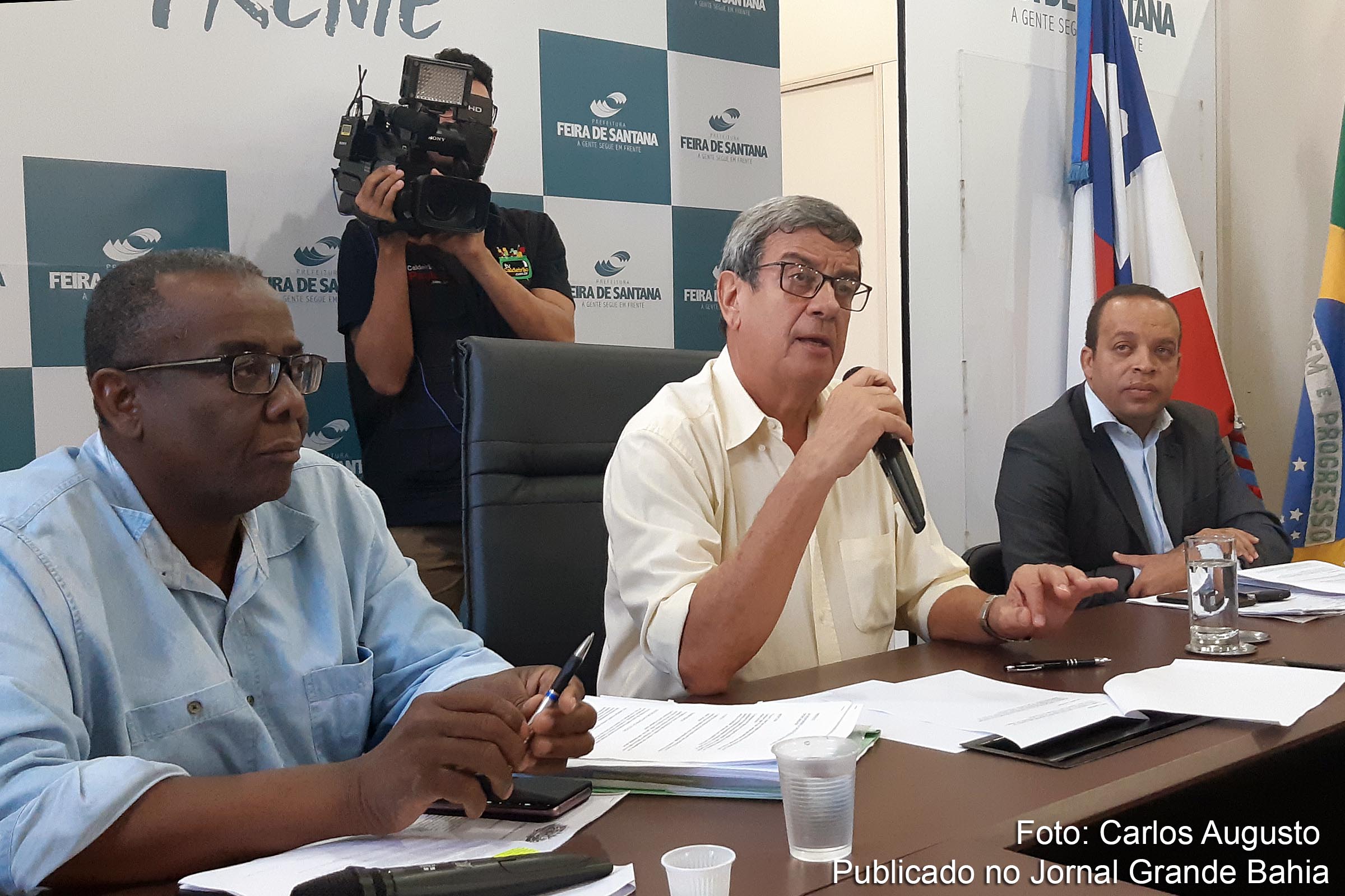 Secretário Justiniano França, prefeito Colbert Martins Filho e o procurador Cleudson Almeida informam jornalistas sobre aspectos da decisão judicial que determinou, temporariamente, a suspensão do edital de licitação da limpeza pública de Feira de Santana.