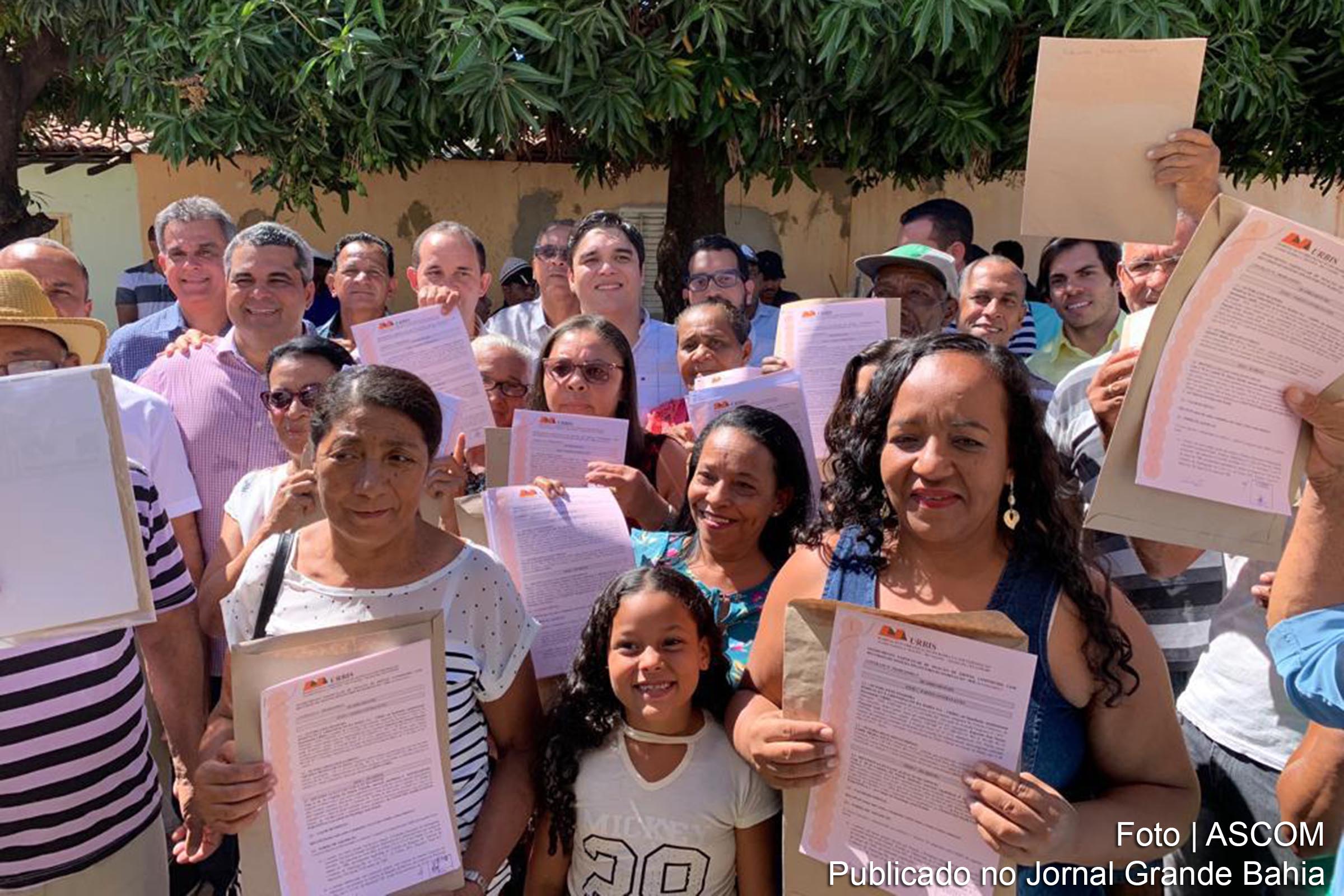 Membros das comunidades de Bom Jesus da Lapa e Paratinga recebem escritura de imóveis, nesta quinta-feira (27/06/2019).