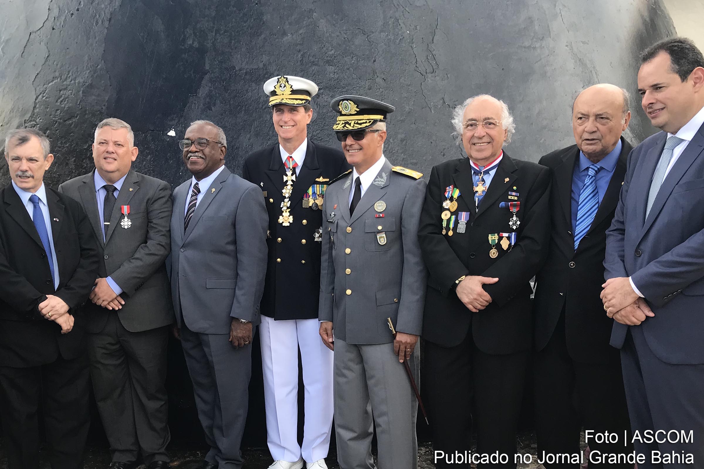 Vice-almirante Marcelo Campos, Comandante do 2º Distrito Naval; General Silva Alvim, Comandante Geral da 6ª Região Militar e o empresário e escritor Joaci Goes, presidente da Academia de Letras da Bahia ,com o amigo Comendador Nelson José de Carvalho.