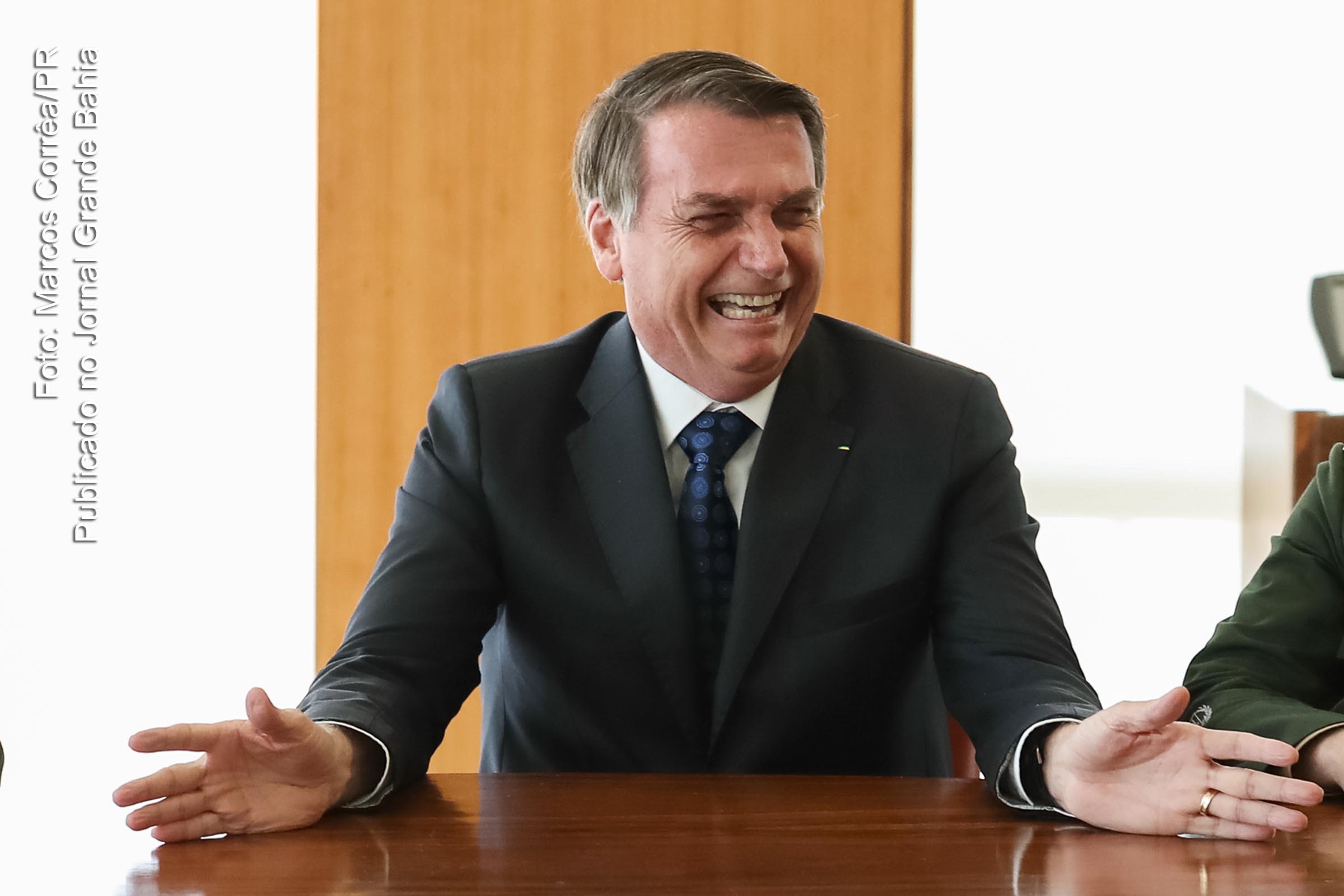 Presidente Jair Bolsonaro ri do trágico governo que conduz. Cisão com maioria do Congresso Nacional isola governante.