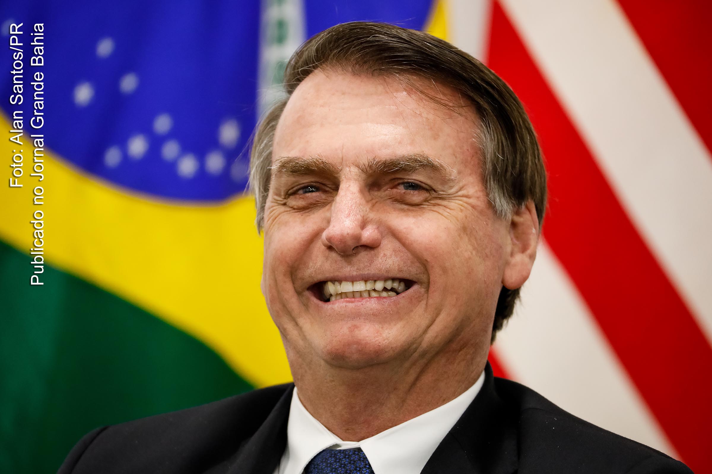 Presidente Jair Bolsonaro sorri do trágico governo que realiza.