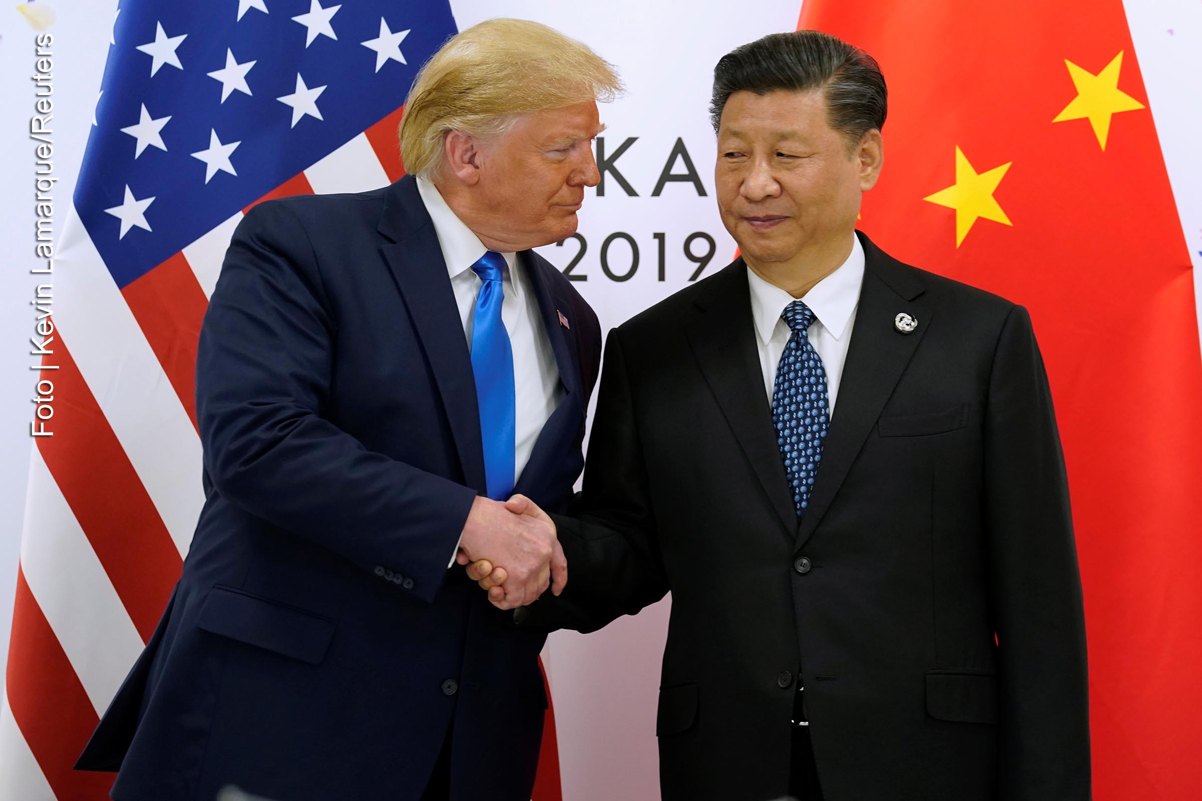 Presidentes Donald Trump e Xi Jinping trocam cumprimentos durante cúpula do G20, em Osaka, Japão, neste sábado (29/06/2019).