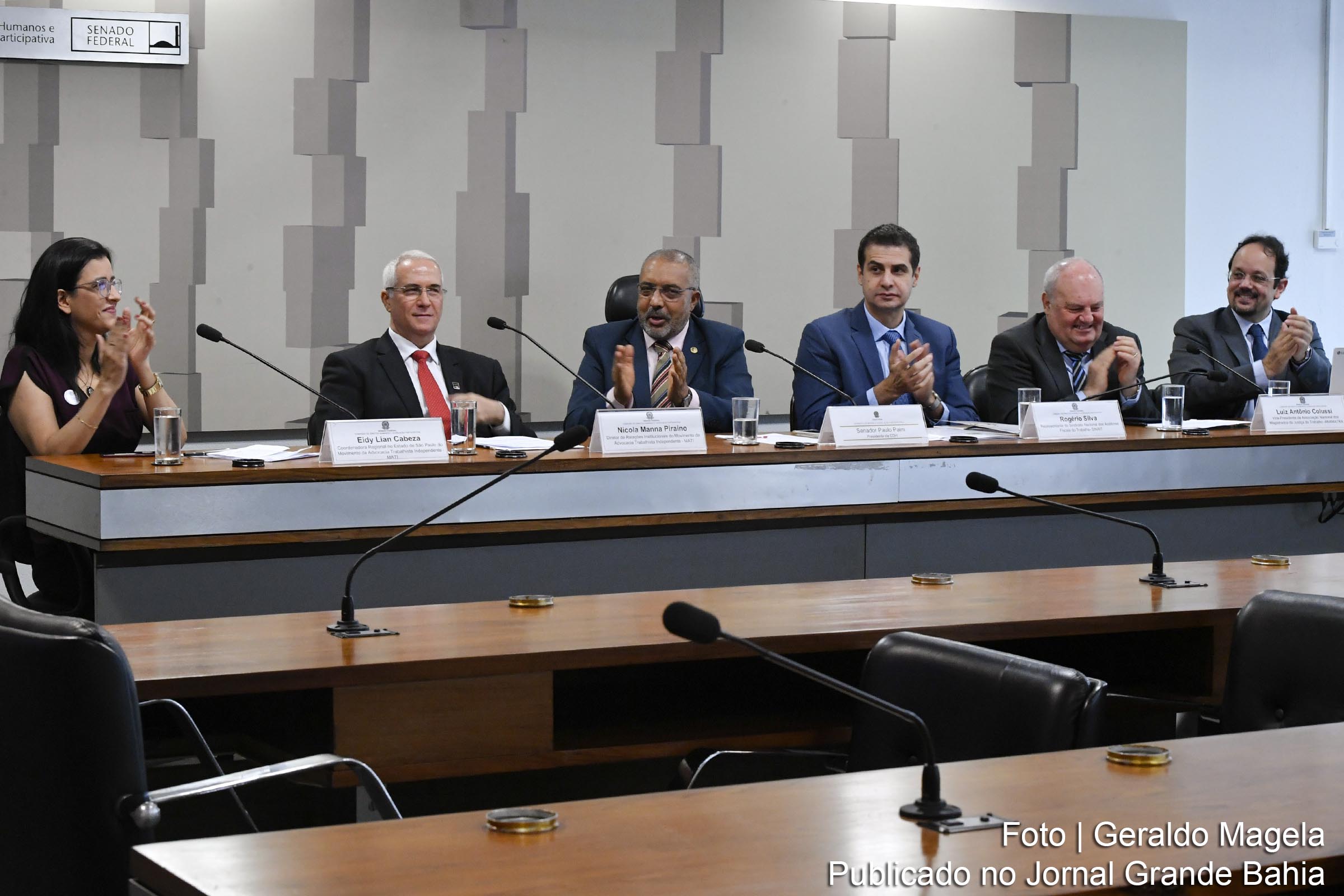Senador Paulo Paim (3º à esq.) comanda debate com Eidy Cabeza, Nicola Piraino (do Mati), Rogério Silva, Luiz Antonio Colussi e Cristiano Paixão participam de reunião da Comissão de Direitos Humanos e Legislação Participativa (CDH) do Senado Federal.