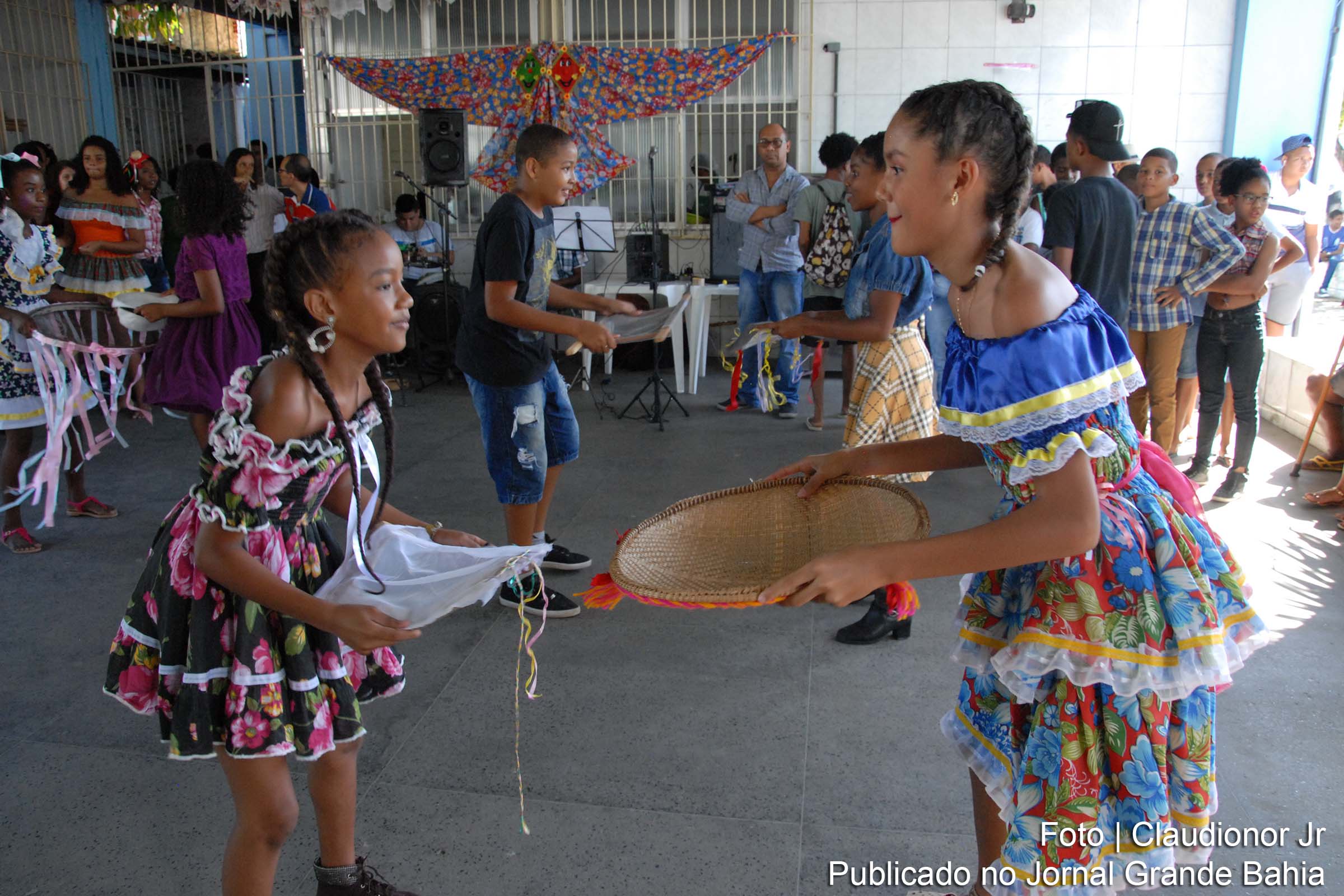 Os Festejos Juninos foram marcados por apresentações de quadrinhas, brincadeiras tradicionais, degustação de comidas típicas e muito forró nas festas de confraternização realizadas nas unidades escolares.