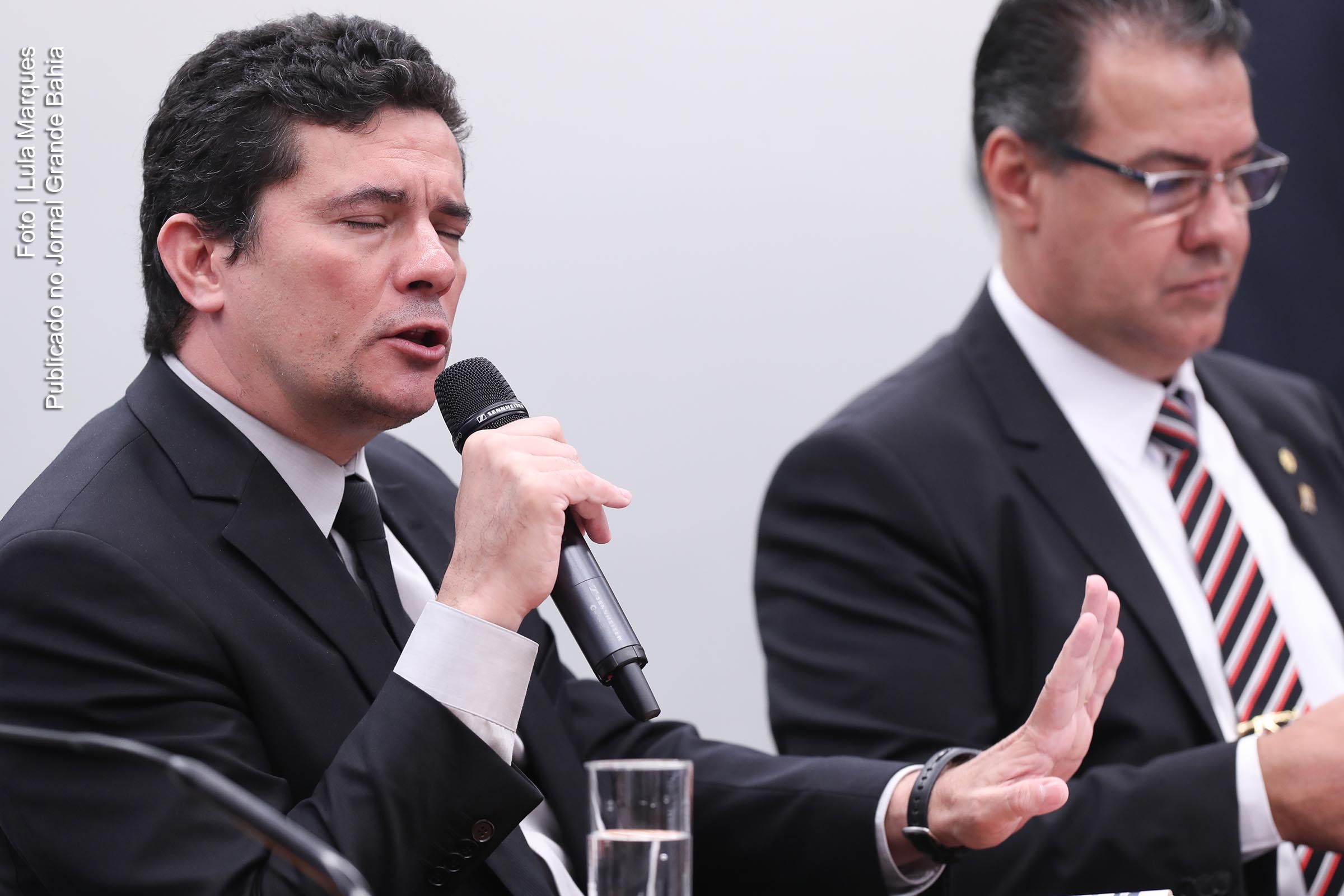 Sérgio Moro, ministro da Justiça e Segurança Pública do Governo Bolsonaro, enfrenta suspeita de conluio com membros da força-tarefa do Caso Lava Jato, ao promover o processamento e julgamento de ações judicias, no período em que atuou como juiz federa em Curitiba.