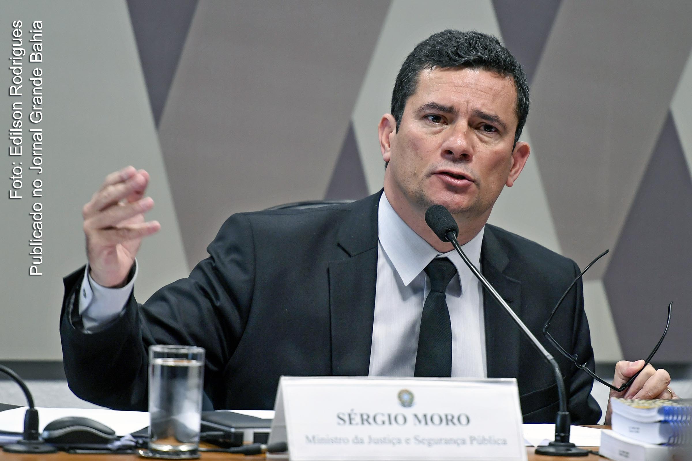 Reportagens do The Intercept revelam possível conluio entre o então juiz Sérgio Moro e membros da força-tarefa do Caso Lava Jato, no processamento e julgamento de ações judiciais referentes ao Caso Lava Jato.