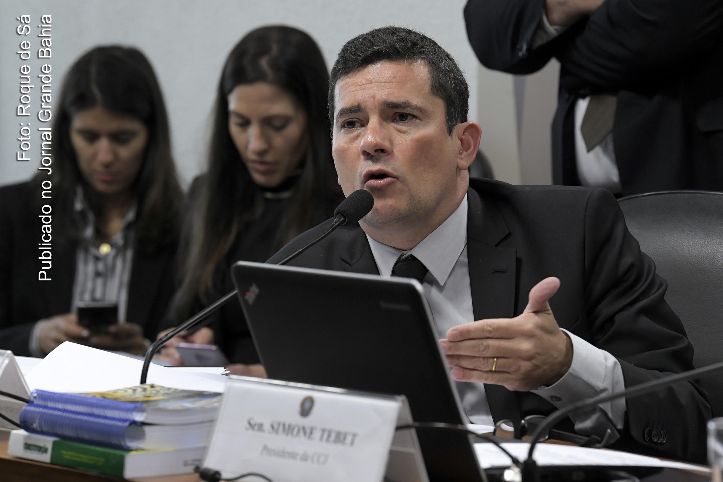 Reportagens do The Intercept revelam possível conluio entre o então juiz Sérgio Moro e membros da força-tarefa do Caso Lava Jato, no processamento e julgamento de ações judiciais referentes ao Caso Lava Jato.