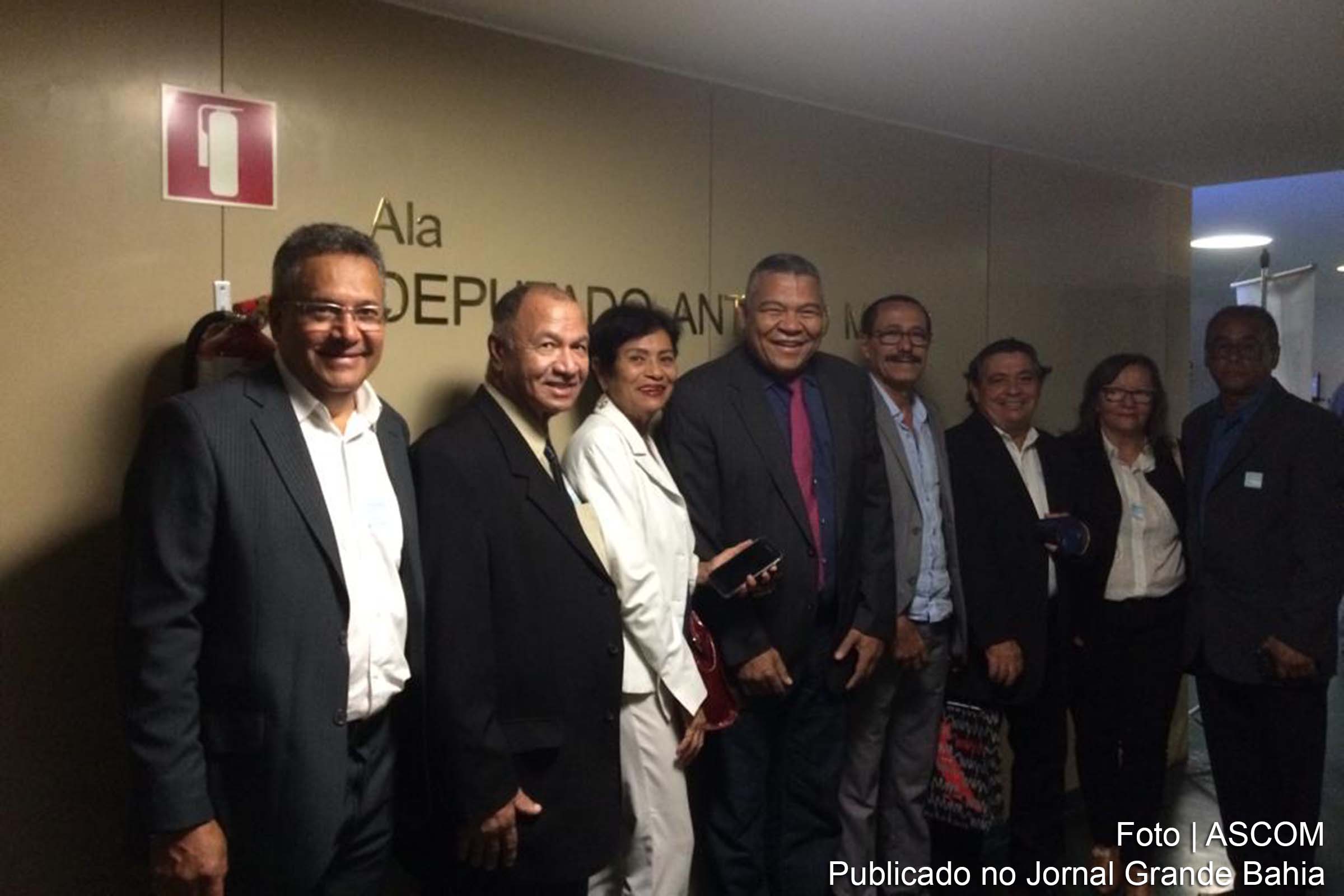 Representantes do Sindiquímica e parlamentares comemoram resultado do julgamento do STF.