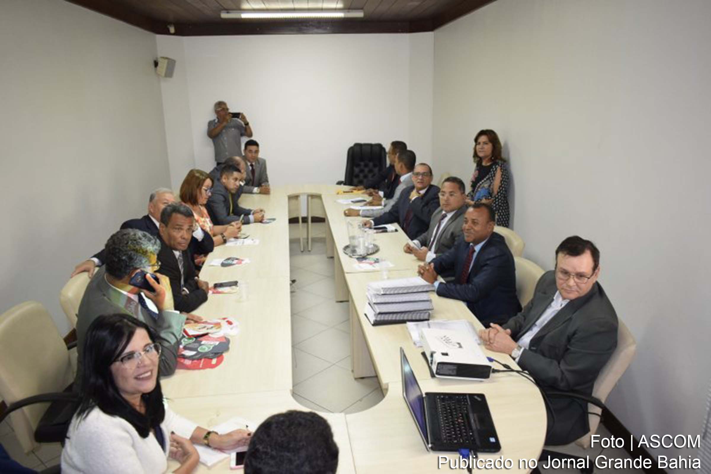 Câmara Municipal de Feira de Santana recebeu o secretário de Desenvolvimento Econômico, Antônio Carlos Borges Júnior, para esclarecer e tirar dúvidas em relação ao Shopping Popular.