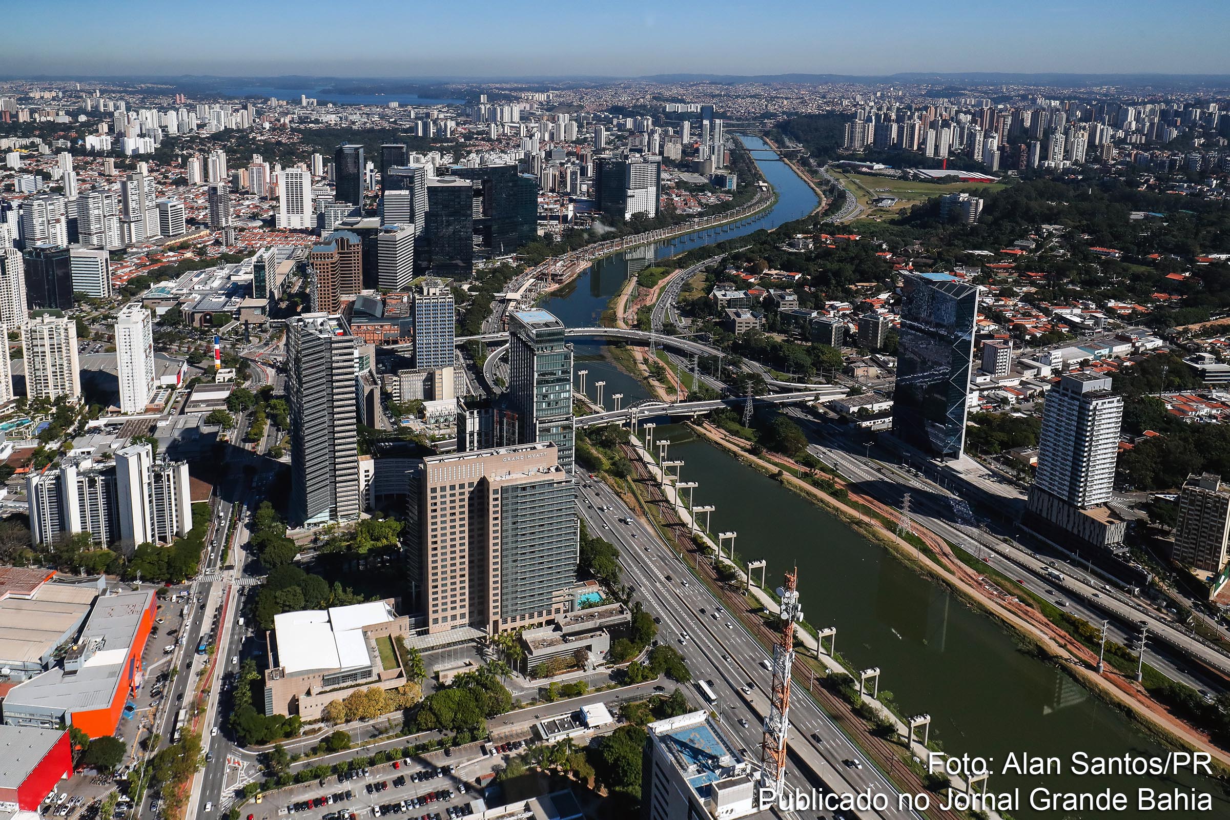 Vista aérea da cidade de São Paulo, com rio Pinheiros ao centro da imagem.