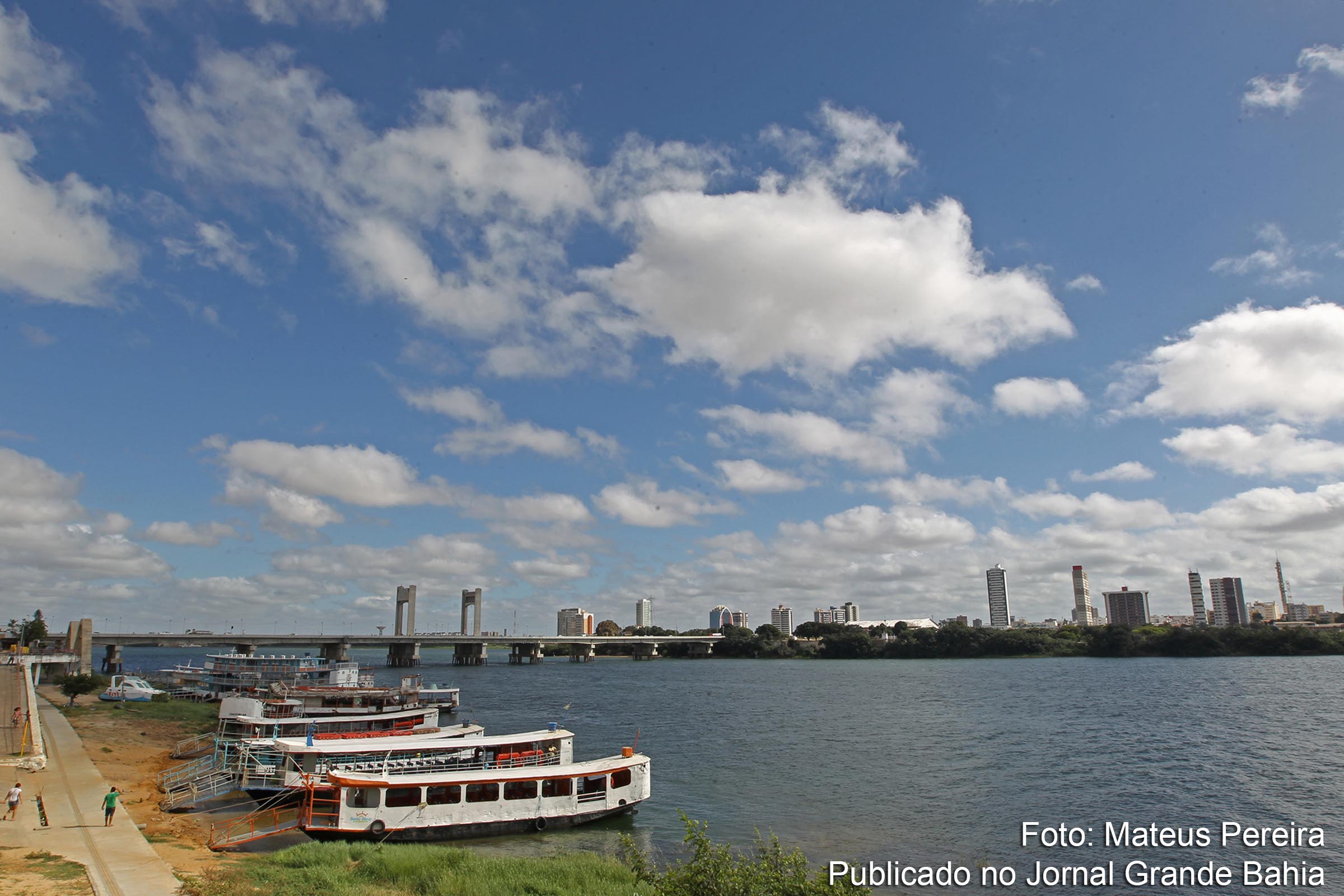 Vista panorâmica de trecho do rio São Francisco, da ponte Presidente Dutra e da cidade de Petrolina.