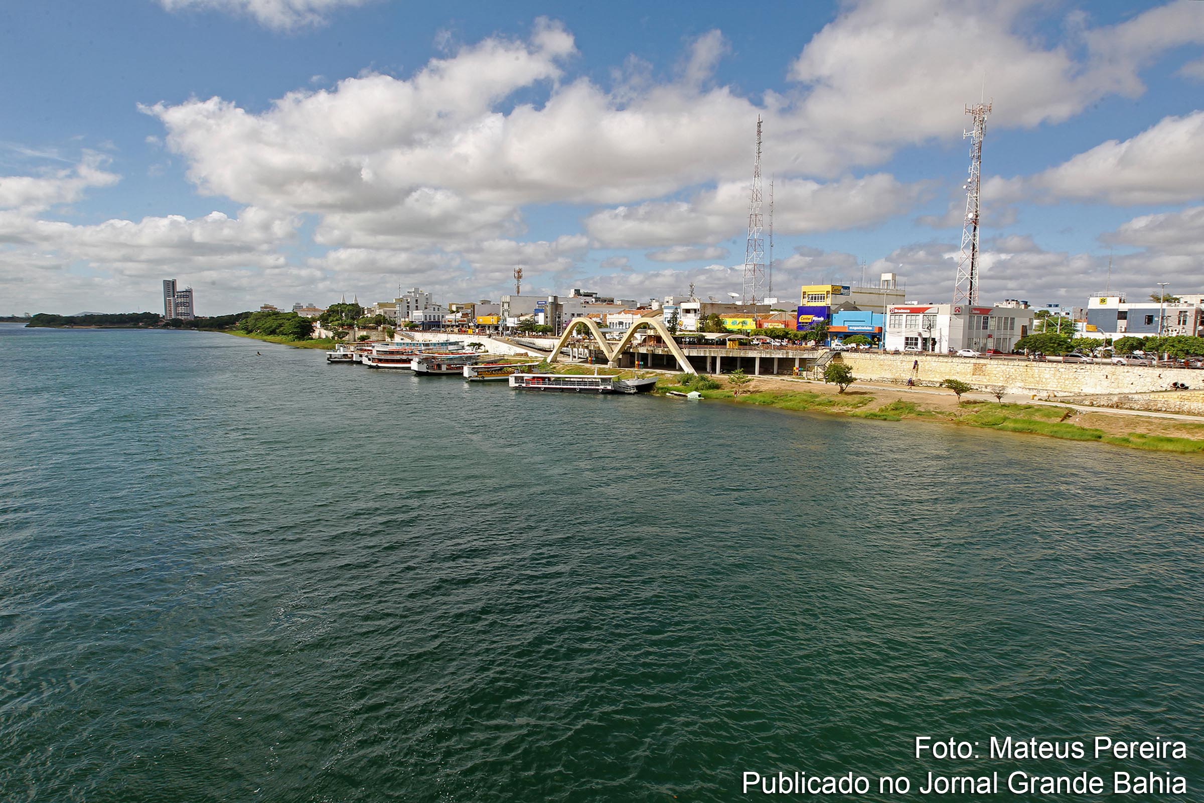 Vista panorâmica de trecho do rio São Francisco e da cidade de Juazeiro.