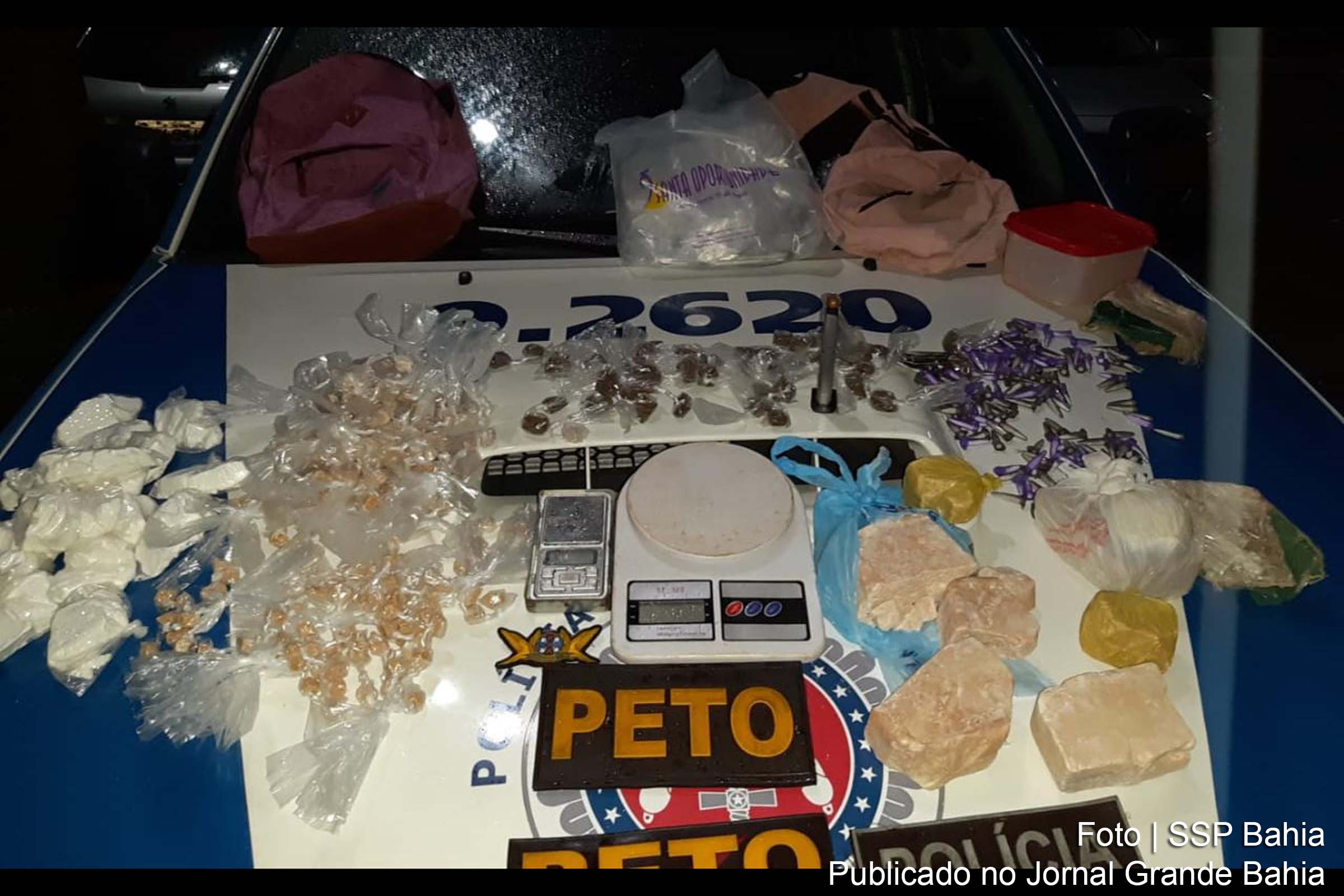 301 pedras de crack, 298 pinos de cocaína, 49 trouxas de maconha, um carregador para pistola, munições calibre 45, quatro balanças, embalagens plásticas e um celular foram apreendidos pela Polícia Militar da Bahia.