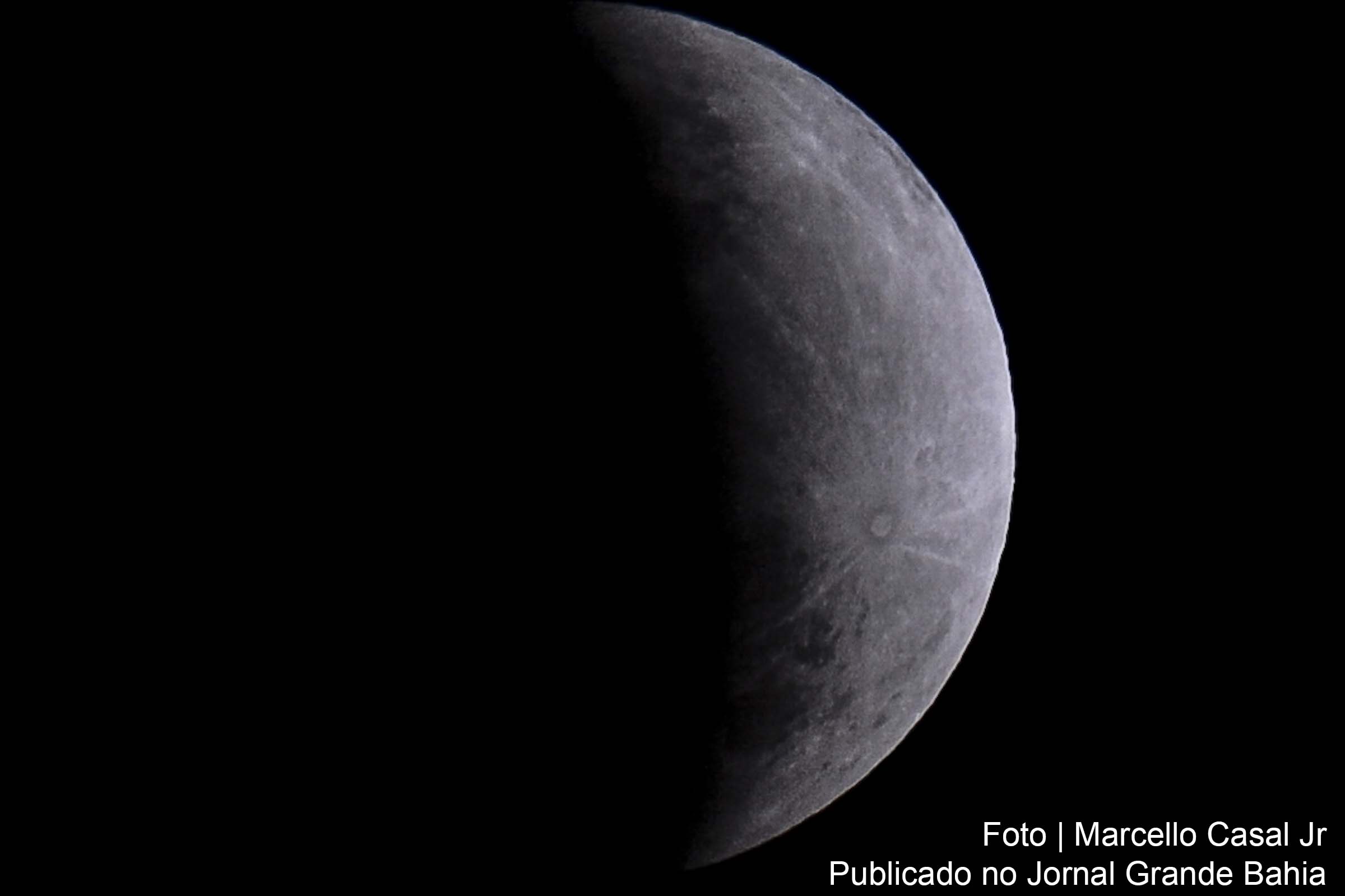 A Lua é o único satélite natural da Terra e o quinto maior do Sistema Solar.